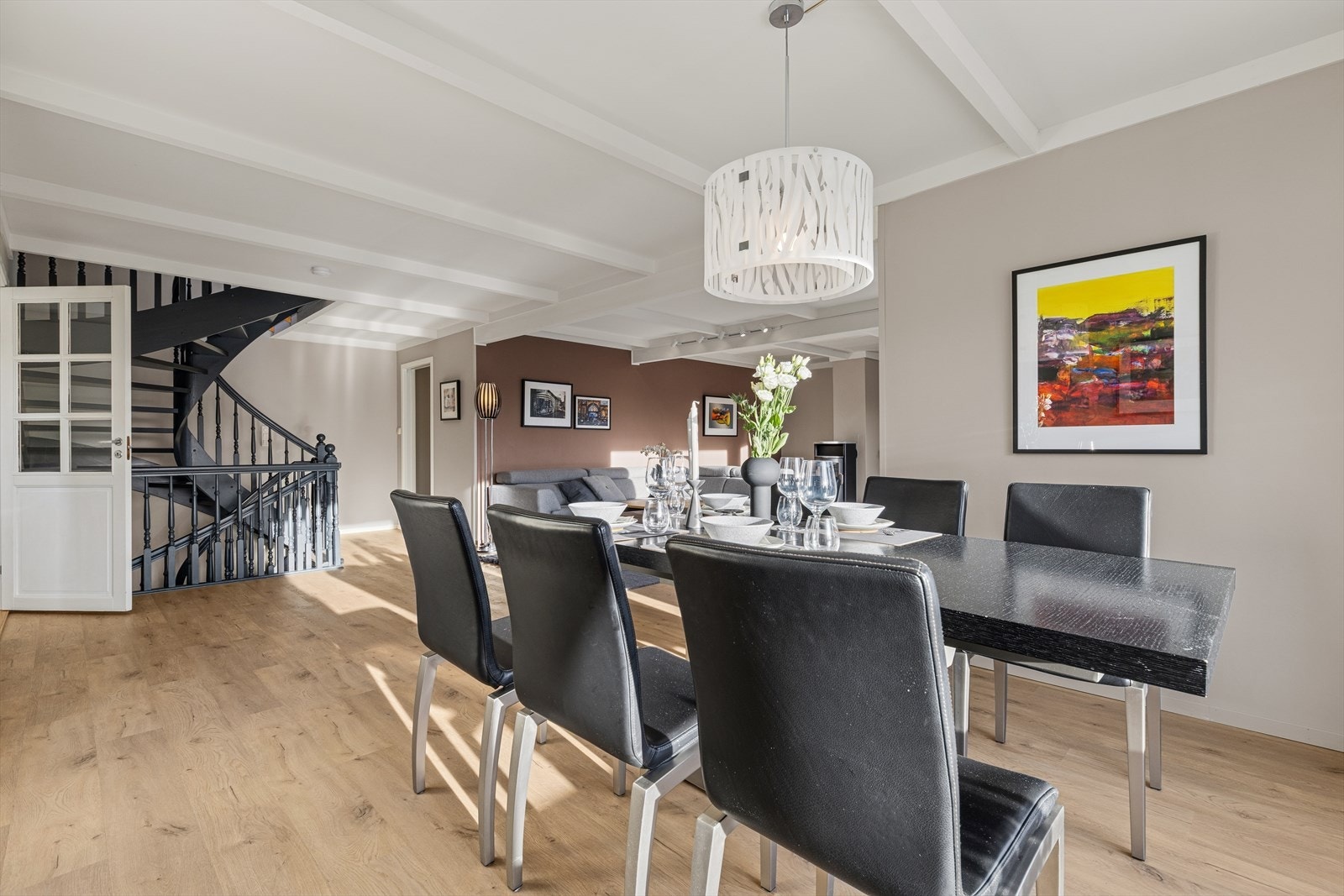 Åpen løsning mellom stue og spiseplass gir god romfølelse og fleksibilitet i innredningen. Galleribilde