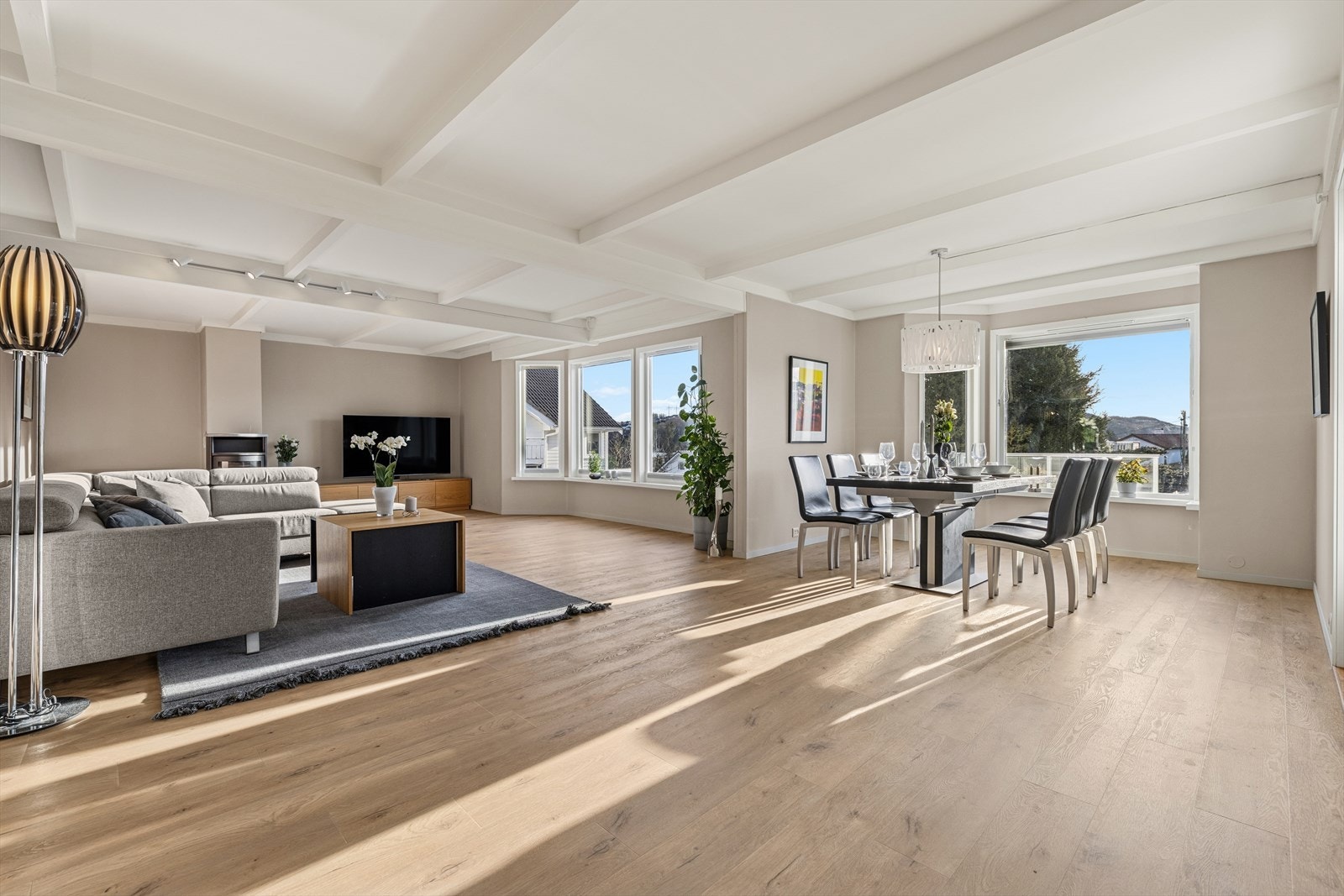 Store vindusflater gir godt lysinnslipp i stuen, romslig stue med god plass til sofagruppe og spisestue. Galleribilde