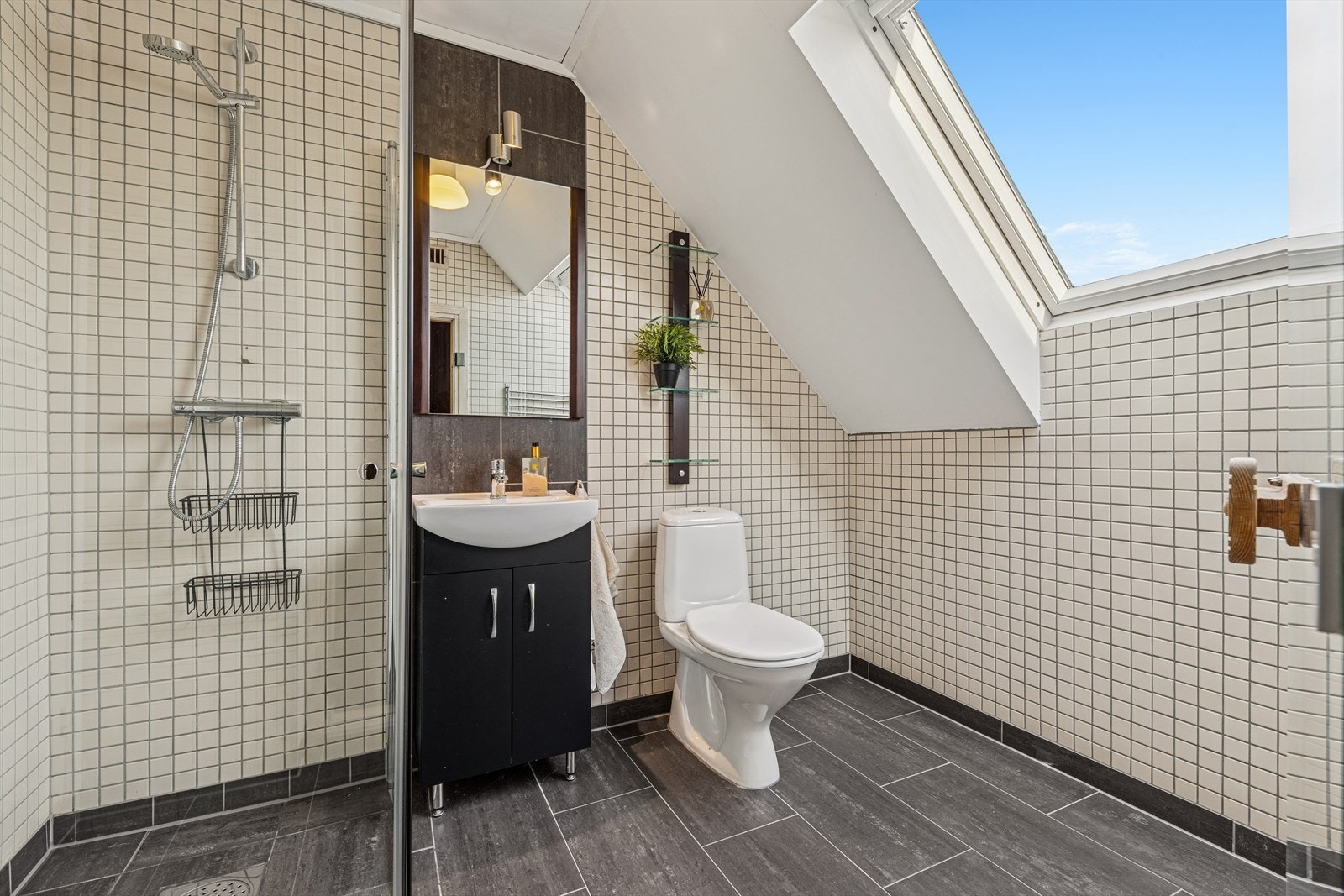 Flislagte vegger og gulv med elektriske varmekabler gir et funksjonelt baderom. Galleribilde