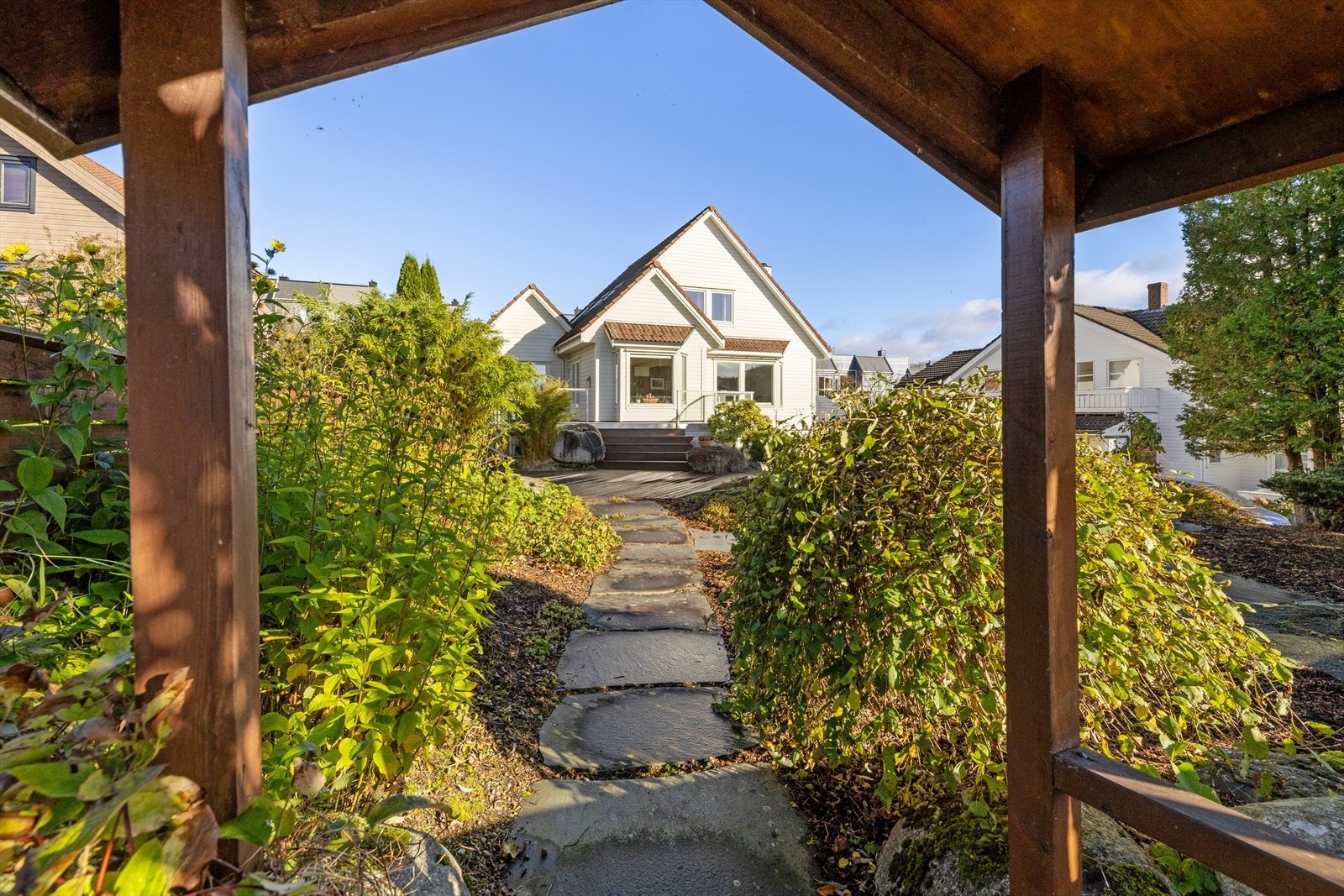 Omkranset av en flott opparbeidet hage, er det god boltreplass for både små og store. Galleribilde