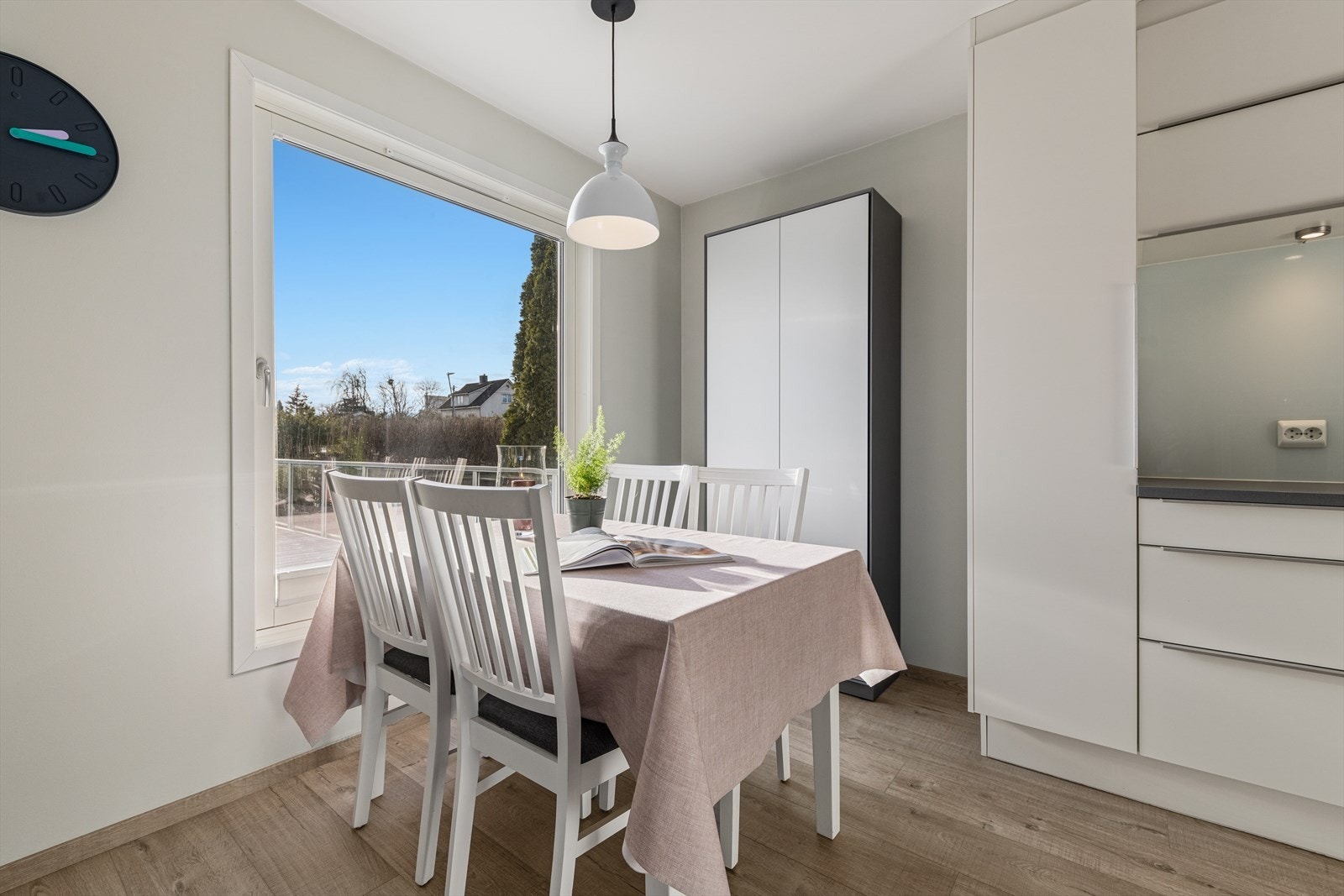Spiseplassen er plassert ved store vinduer som gir godt lysinnslipp og flott utsikt mot hagen. Galleribilde