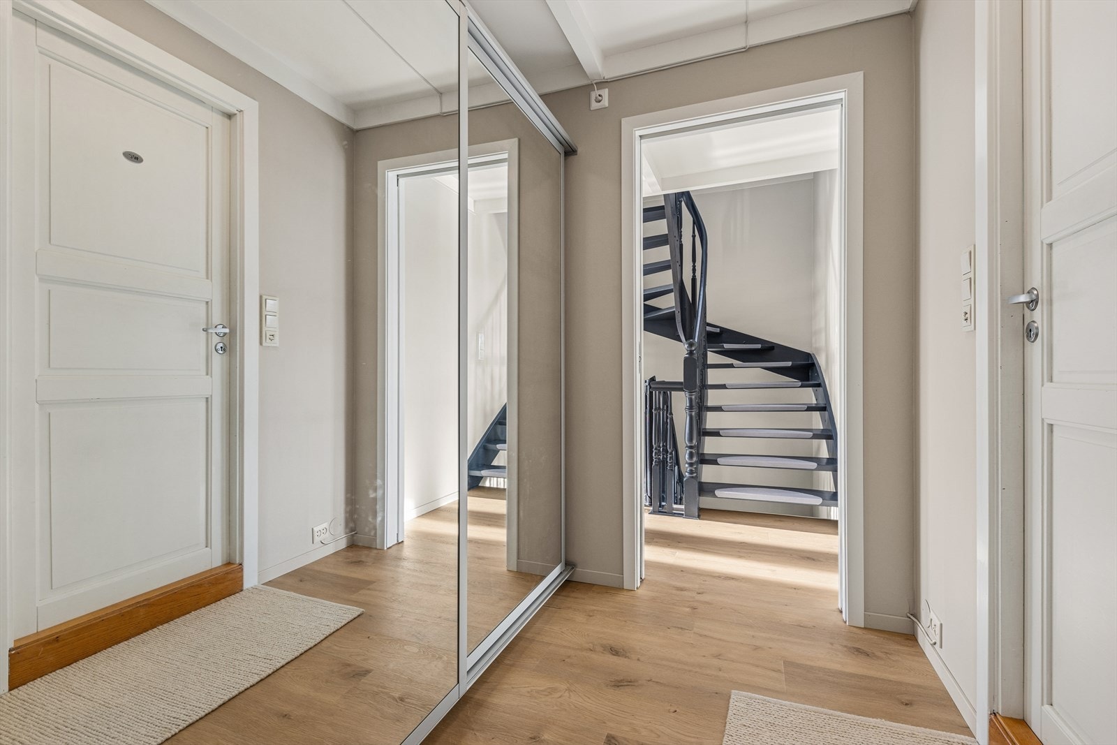 Skyvedørsgarderobe i mellomgangen gir effektiv oppbevaringsplass. Galleribilde