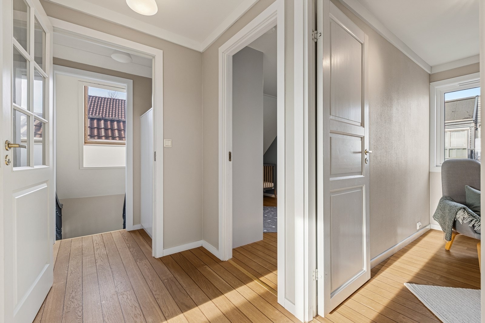 Tregulv og god romfordeling gir enkel tilgang mellom rommene. Galleribilde