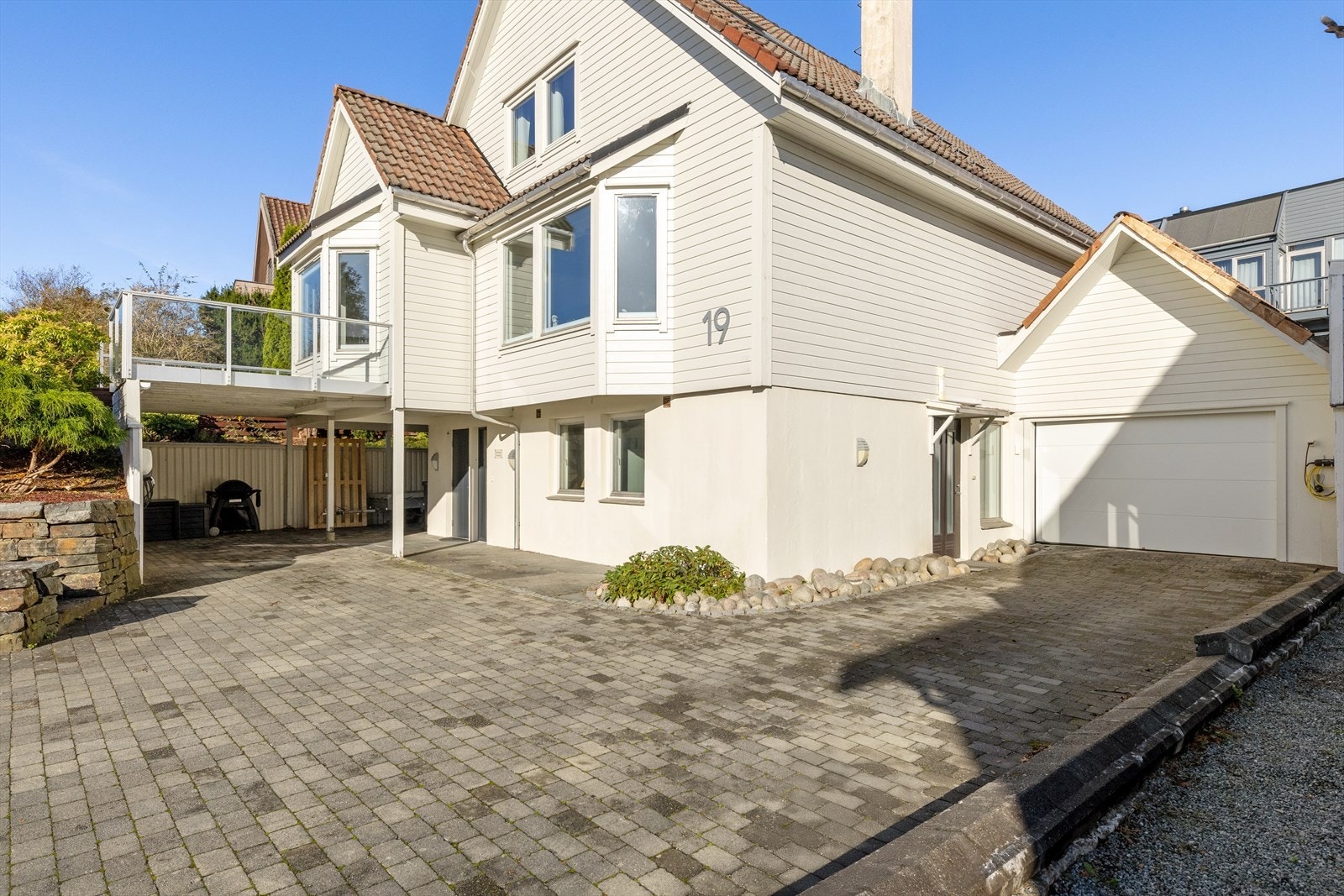 Stor parkeringsplass som er flott opparbeidet med belegningsstein. Parkering i garasje. Galleribilde