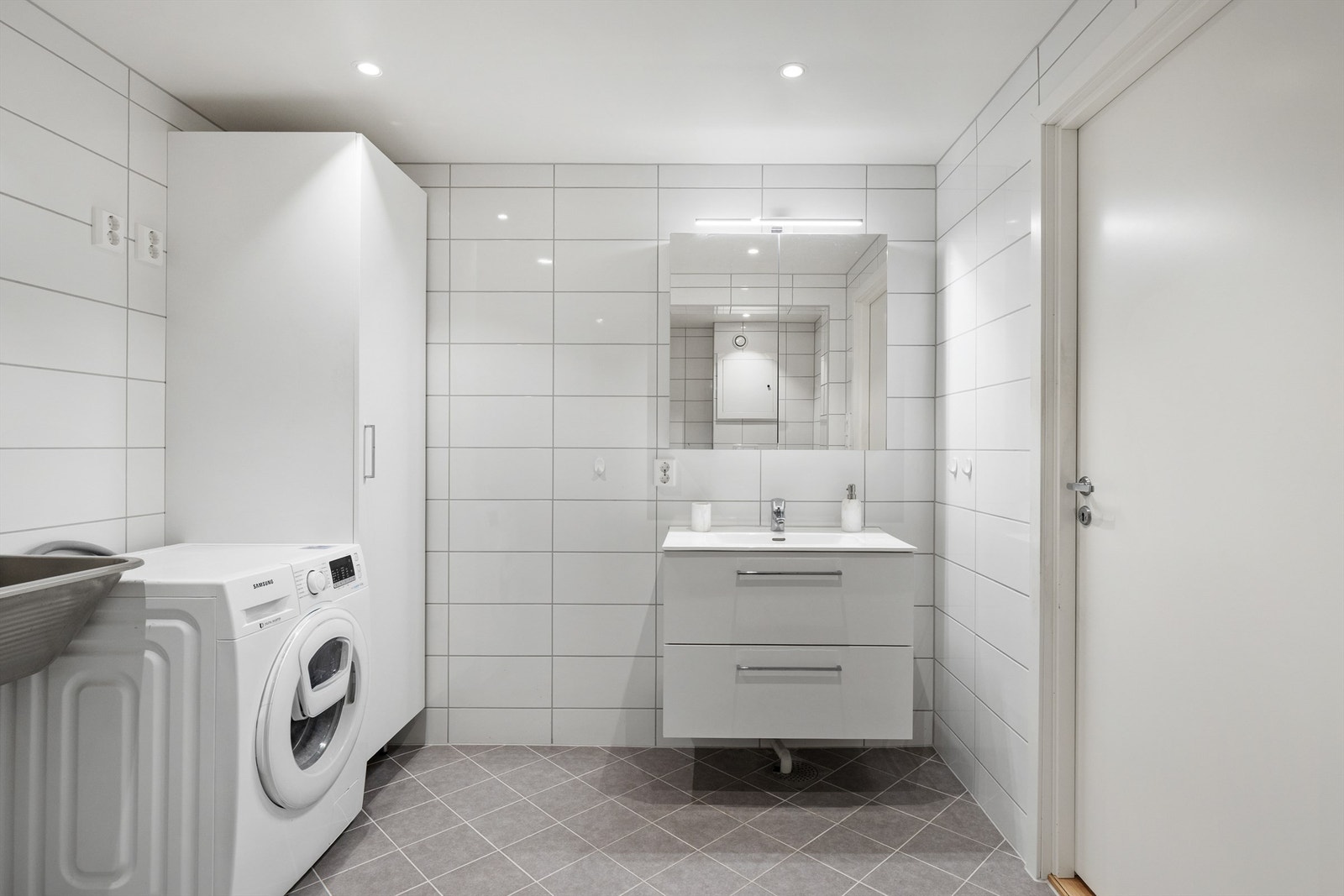 Badet er innredet i delikate fliser, downlights i taket og varmekabler på gulvet. Galleribilde