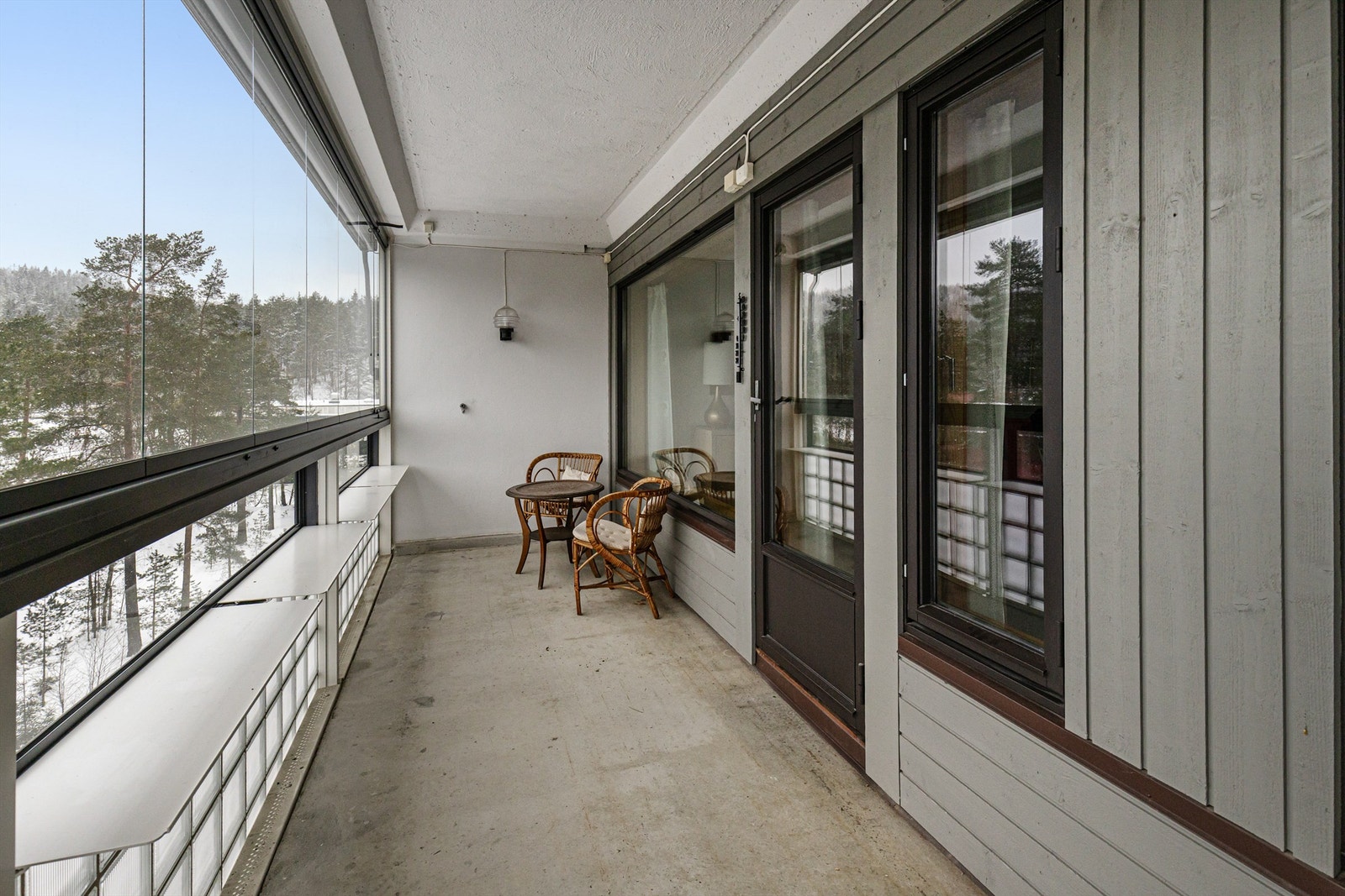 Balkongen byr på utsikt mot grønne og rolige omgivelser. Galleribilde