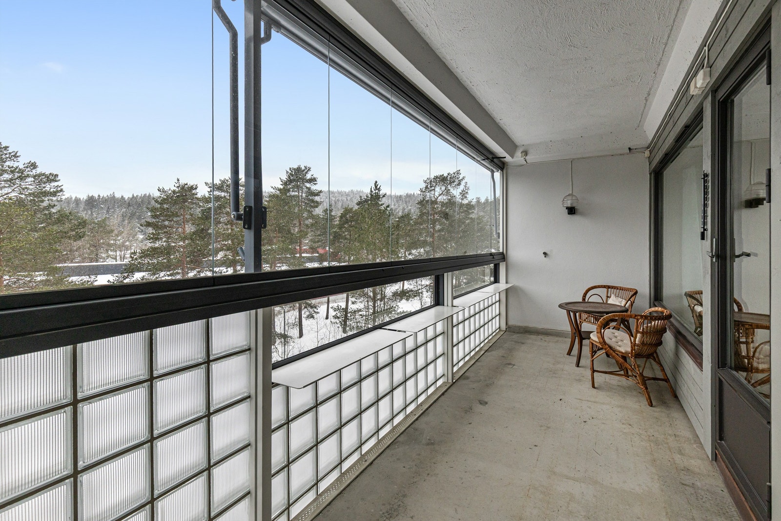 Velkommen ut til en romslig balkong på 13 kvm - perfekt for sosiale sammenkomster. Galleribilde