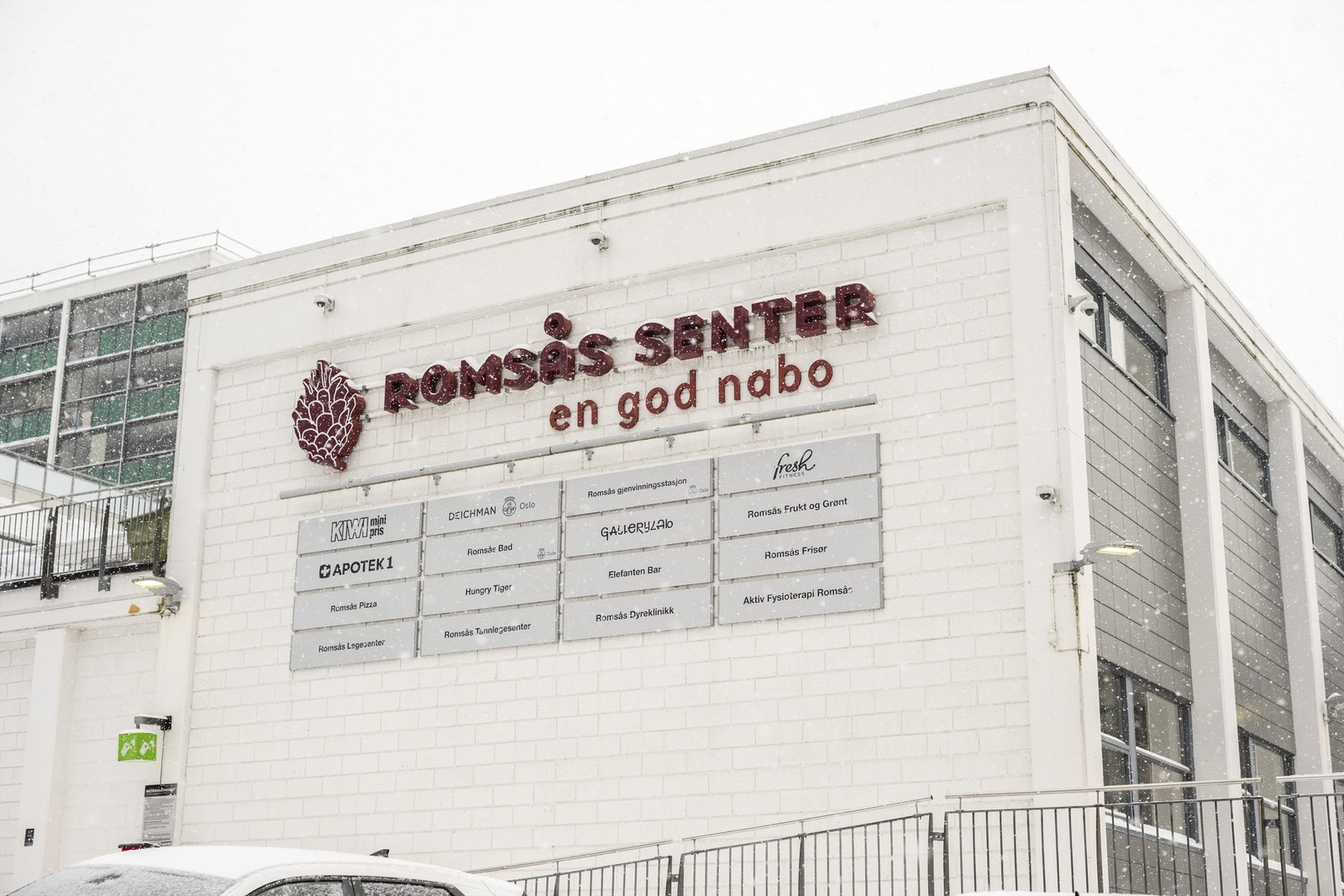 Romsås senter ligger like i nærheten og tilbyr et godt utvalg av butikker og servicetilbud. Stovner senter ligger kun to T-banestopp unna, og har nylig blitt oppgradert med et bredt spekter av forretninger og fasiliteter. Galleribilde