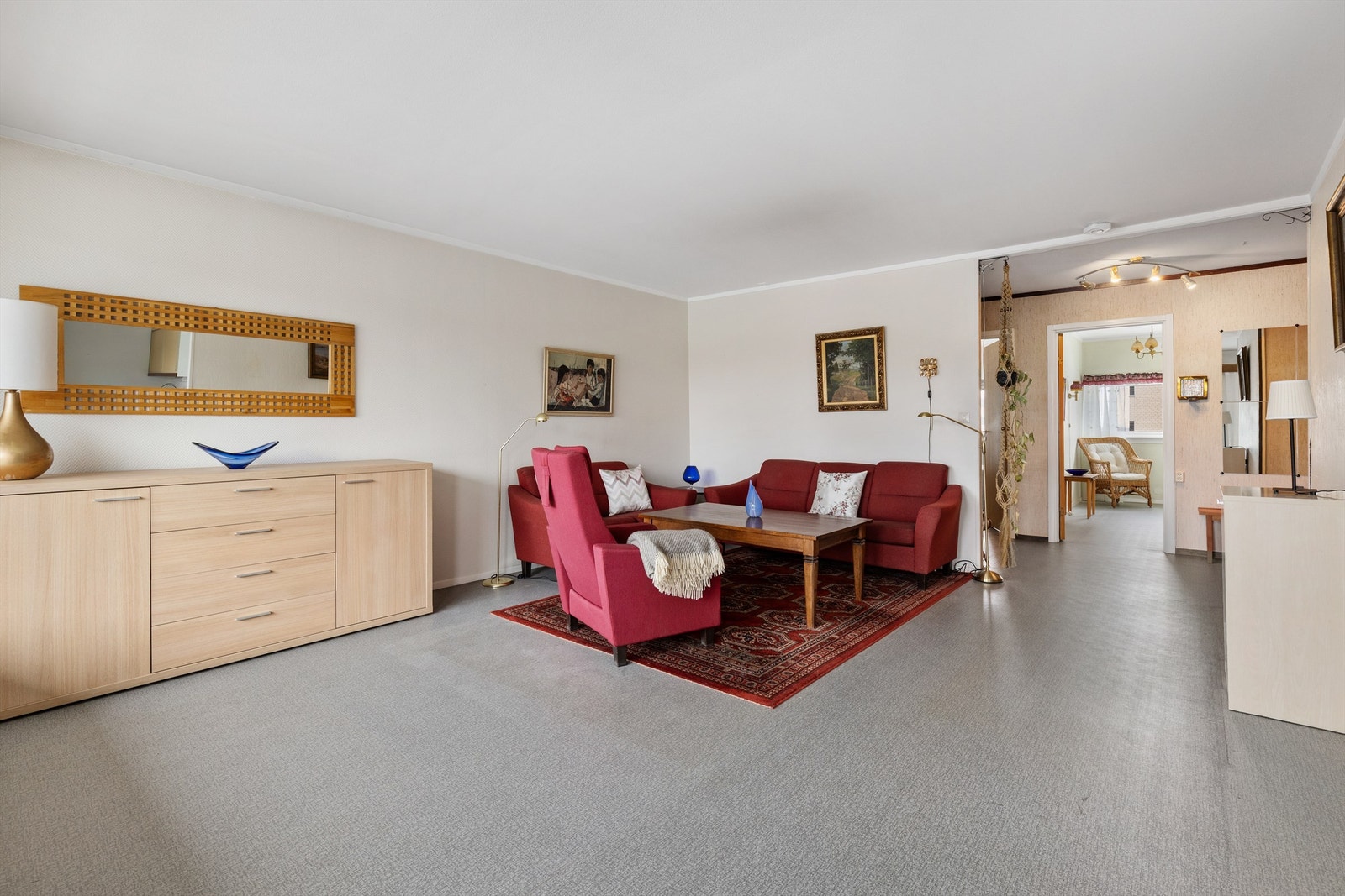 Stuen byr på en god planløsning og rikelig med plass. Galleribilde