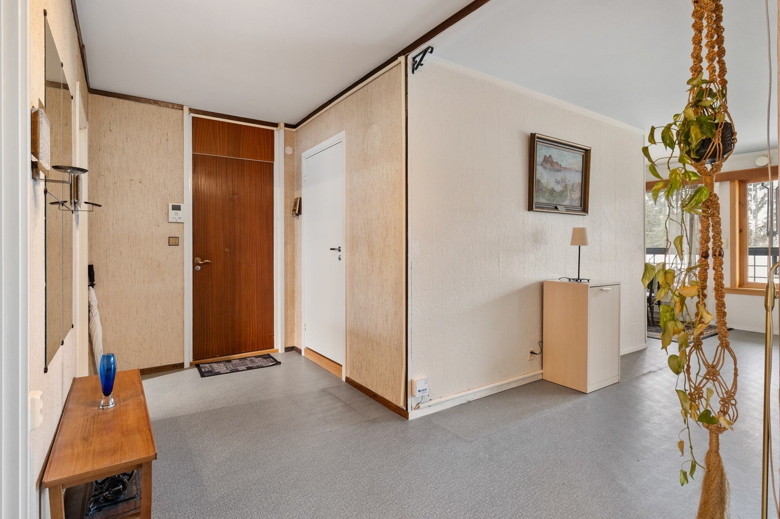 God plass i gangen til å henge opp jakker og yttertøy. Galleribilde