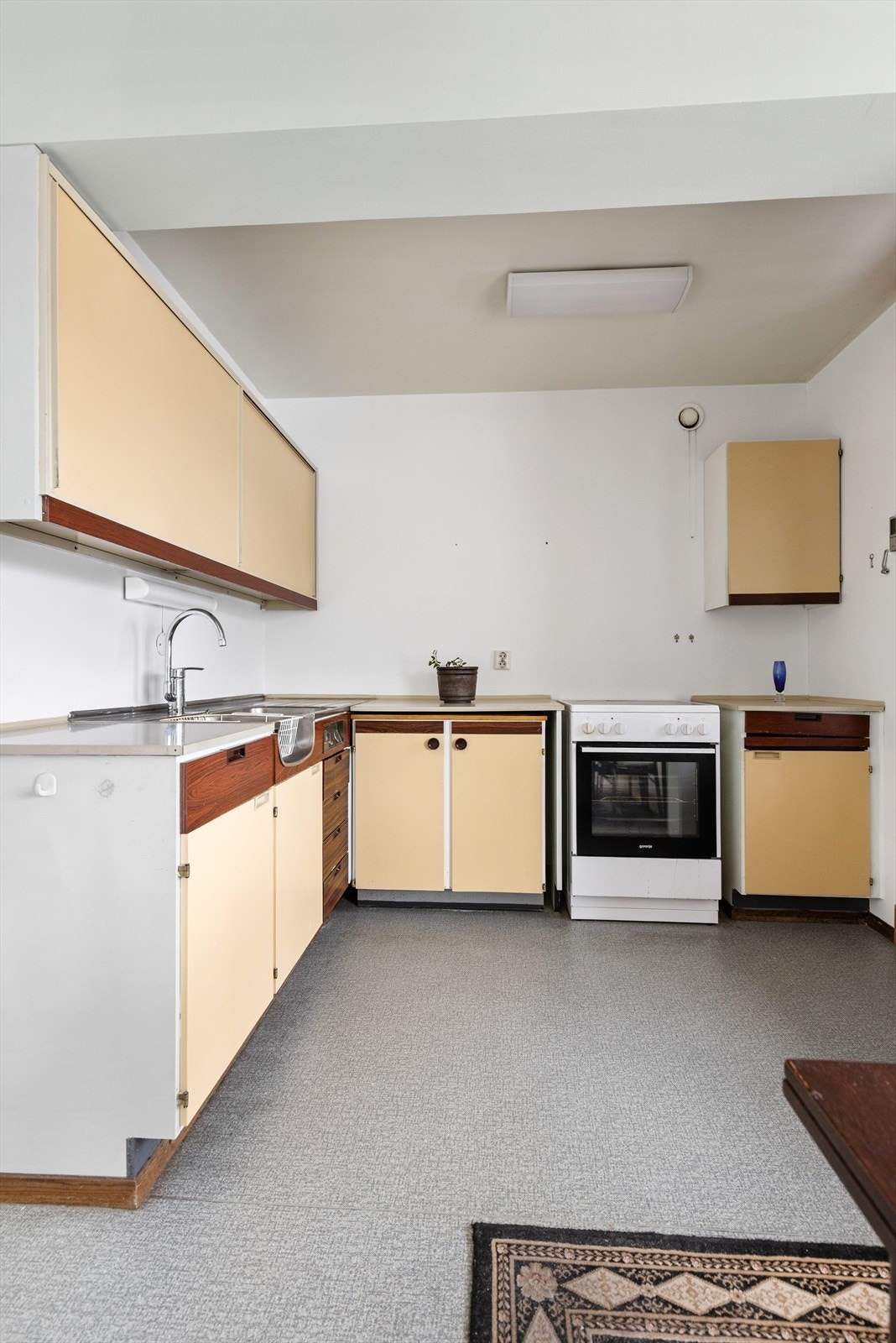 Kjøkkenet er plassert i enden av rommet og har egen utgang balkongen. Galleribilde