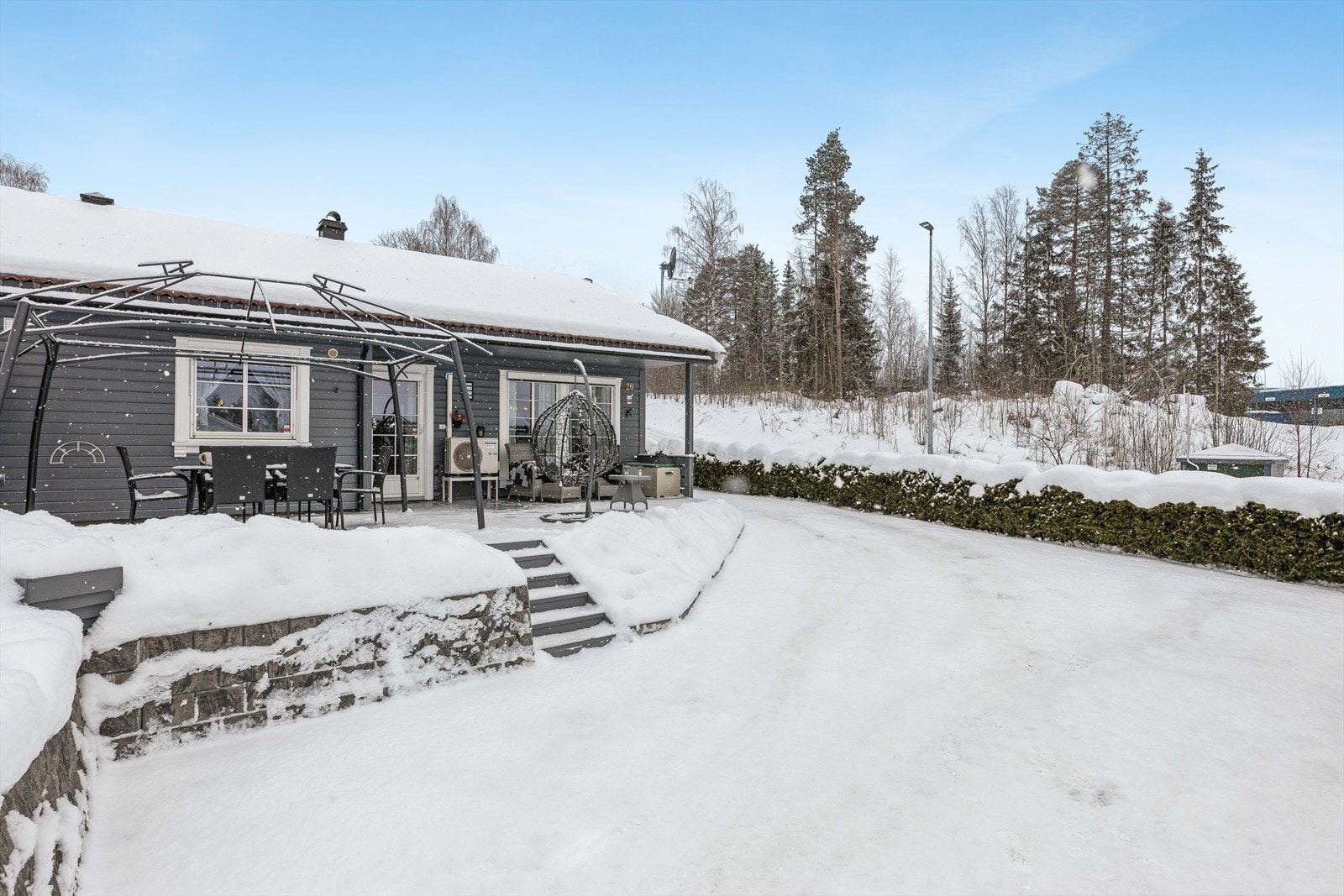 Tomten er opparbeidet med gruset gårdsplass og plen. Galleribilde