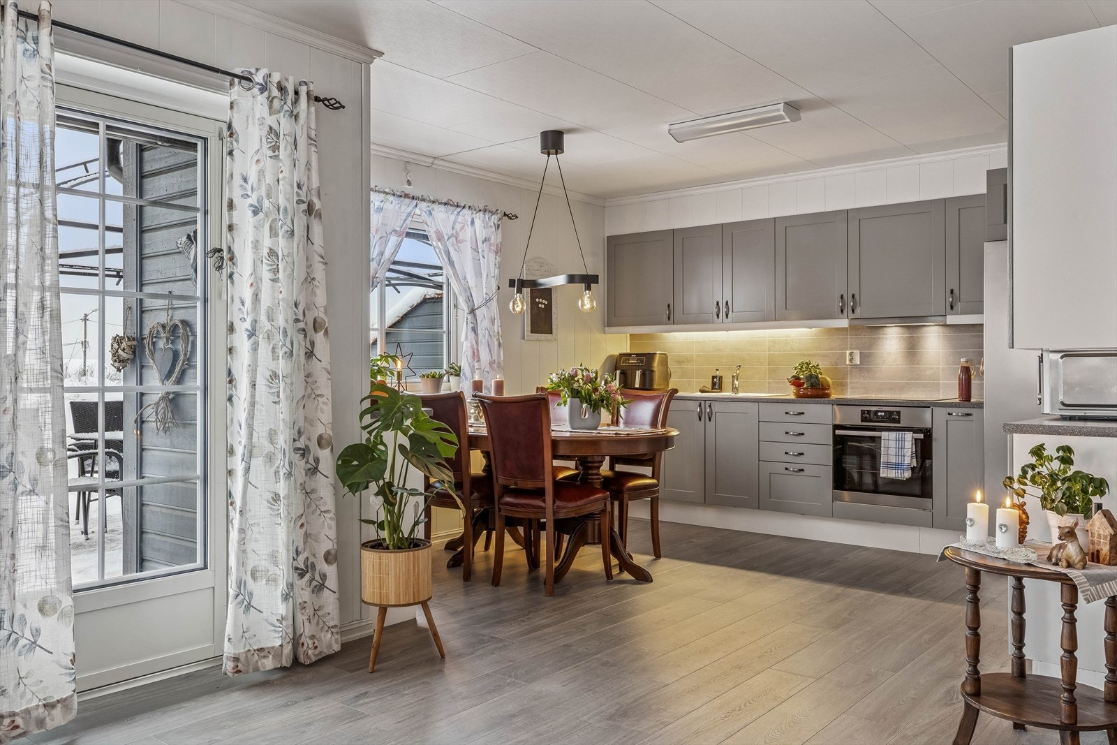 Fra kjøkkenet er det direkte utgang til den vestvendte, delvis overbygde terrassen. Galleribilde