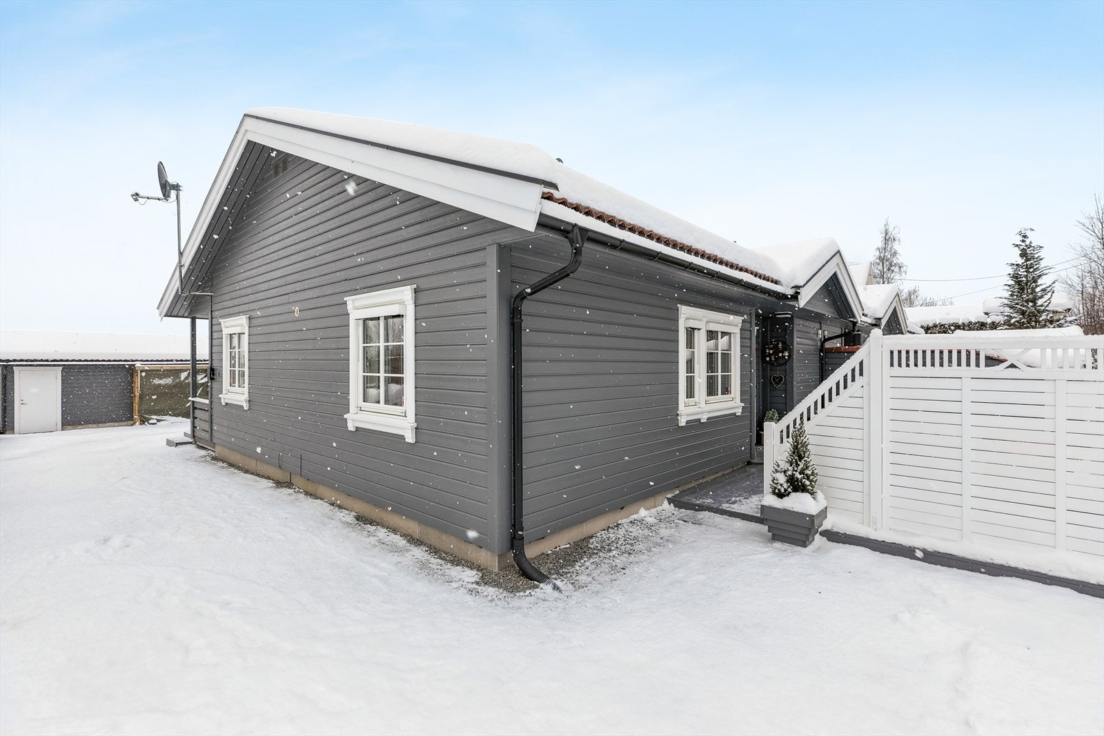 Eiendommen har en fin beliggenhet med gode adkomst- og parkeringsforhold på egen tomt. Galleribilde