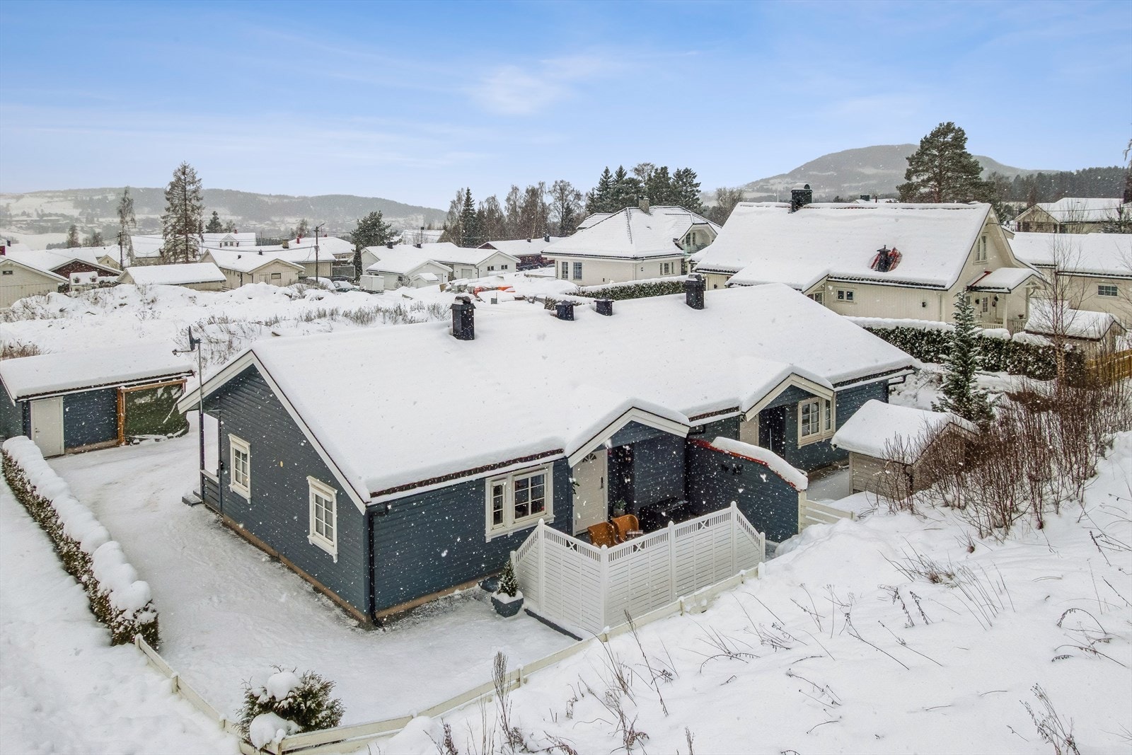 Beliggenheten er barnevennlig i et område som i all hovedsak består av eneboliger. Galleribilde