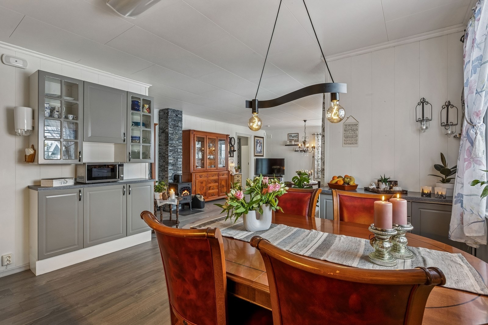 Kjøkkeninnredningen har profilerte fronter og laminerte skap. Galleribilde