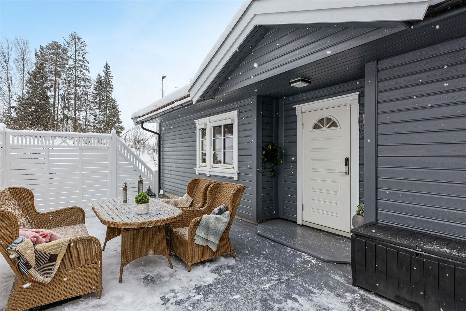 Boligen har to terrasser på til sammen 64 m², her ved inngangspartiet mot øst. Galleribilde