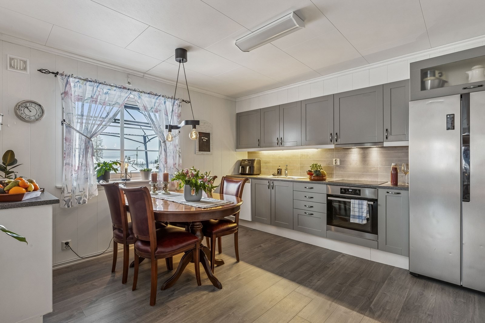 Kjøkkenet er utstyrt med integrert stekeovn og platetopp, samt avtrekksvifte. Galleribilde