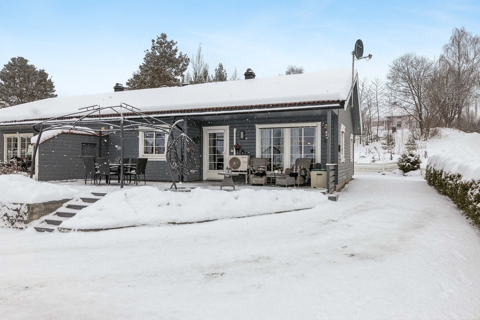 En pen og lettstelt halvpart av en tomannsbolig i et attraktivt og etablert boligområde. Galleribilde