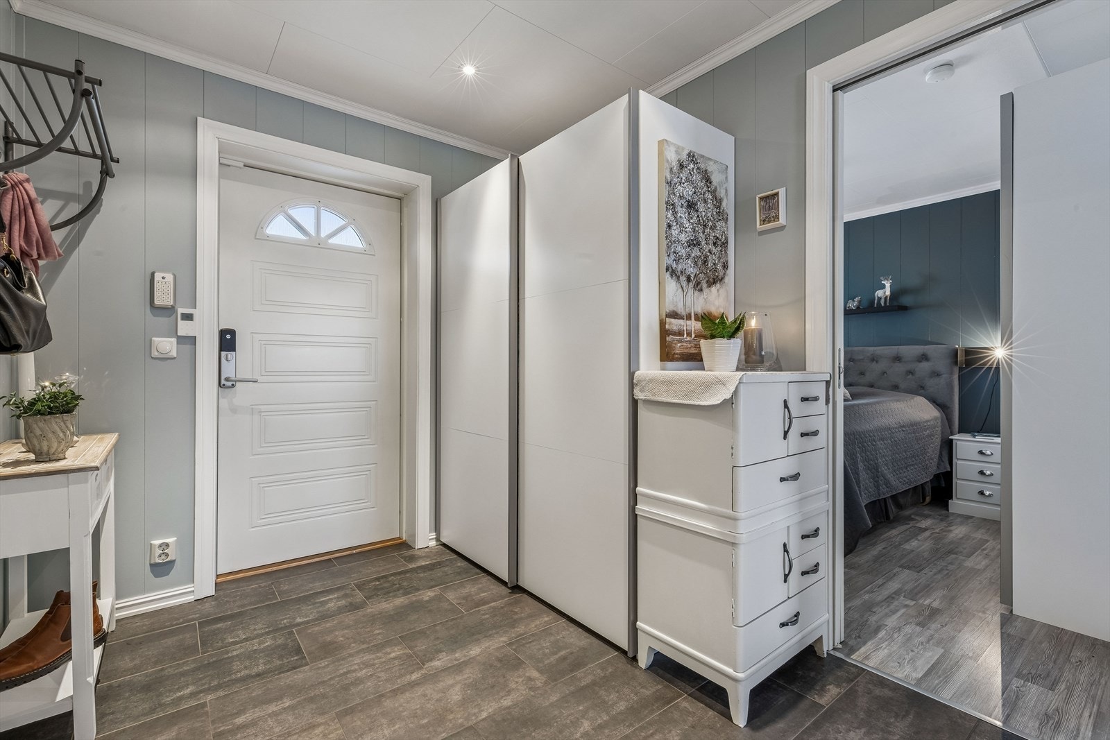 Her er det god plass til garderobeløsninger for en ryddig velkomst. Galleribilde