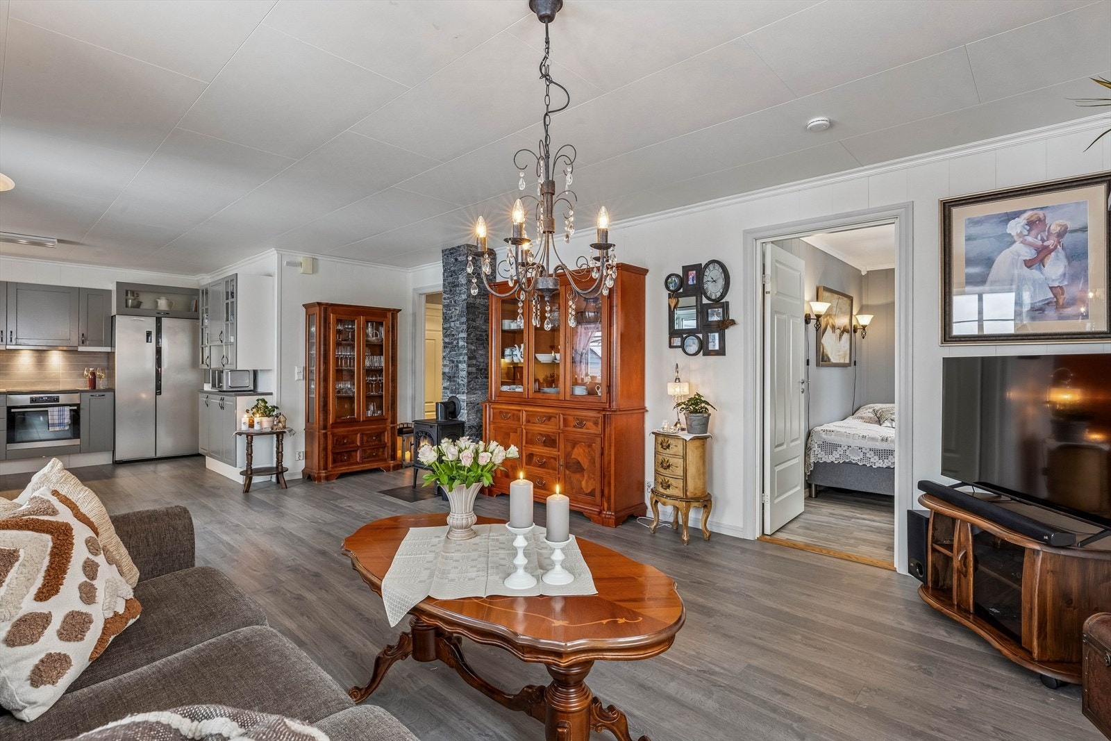 I 2025 ble det lagt nytt laminatgulv i stue og kjøkken, som gir et helhetlig inntrykk. Galleribilde