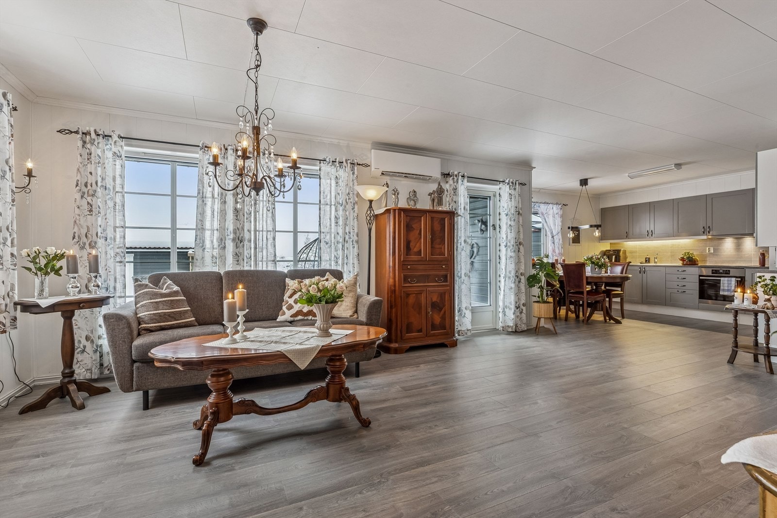 Den åpne stue- og kjøkkenløsningen er et naturlig og sosialt samlingspunkt i boligen. Galleribilde