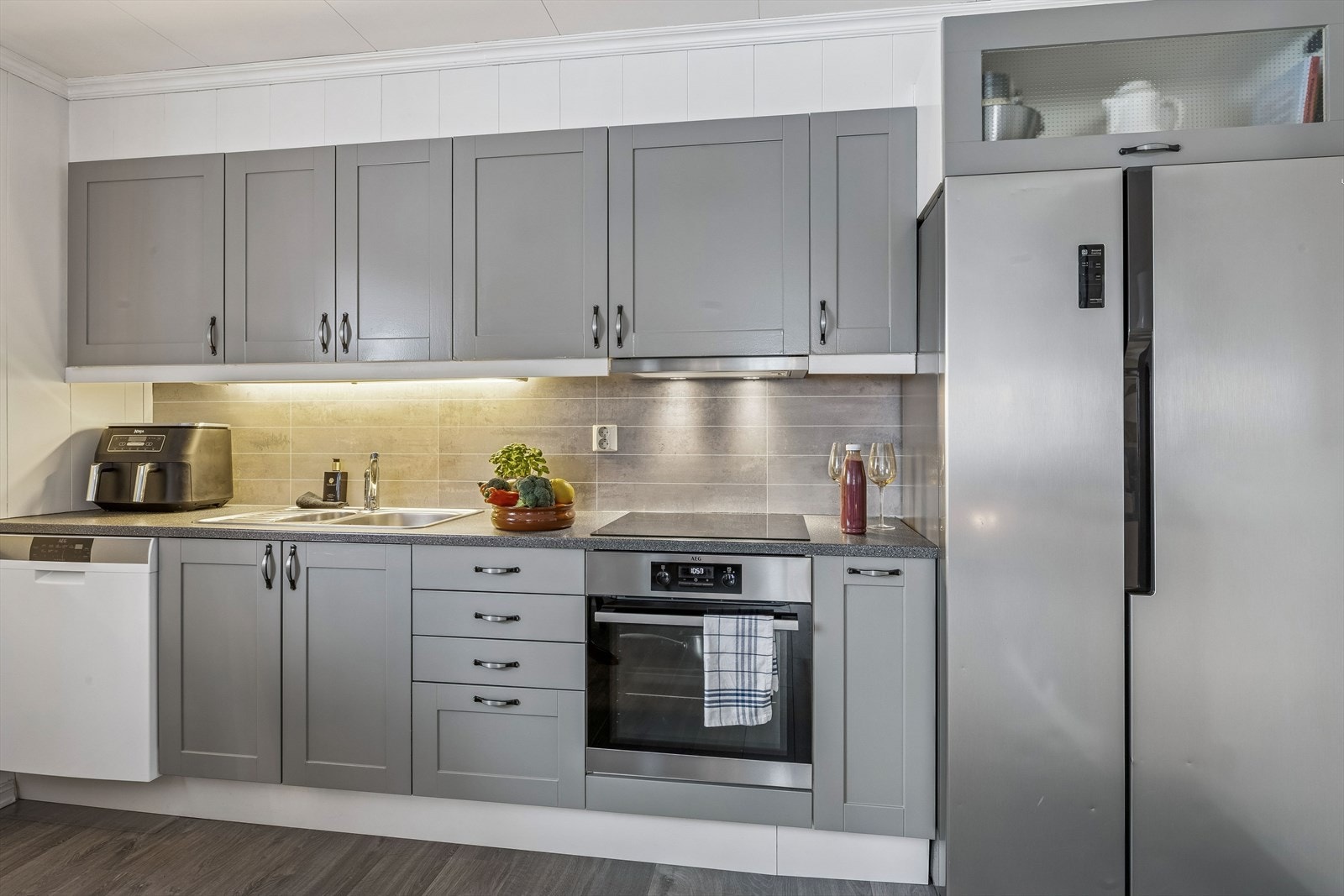 Benkeplaten er i laminat, med belysning over for gode arbeidsforhold. Galleribilde