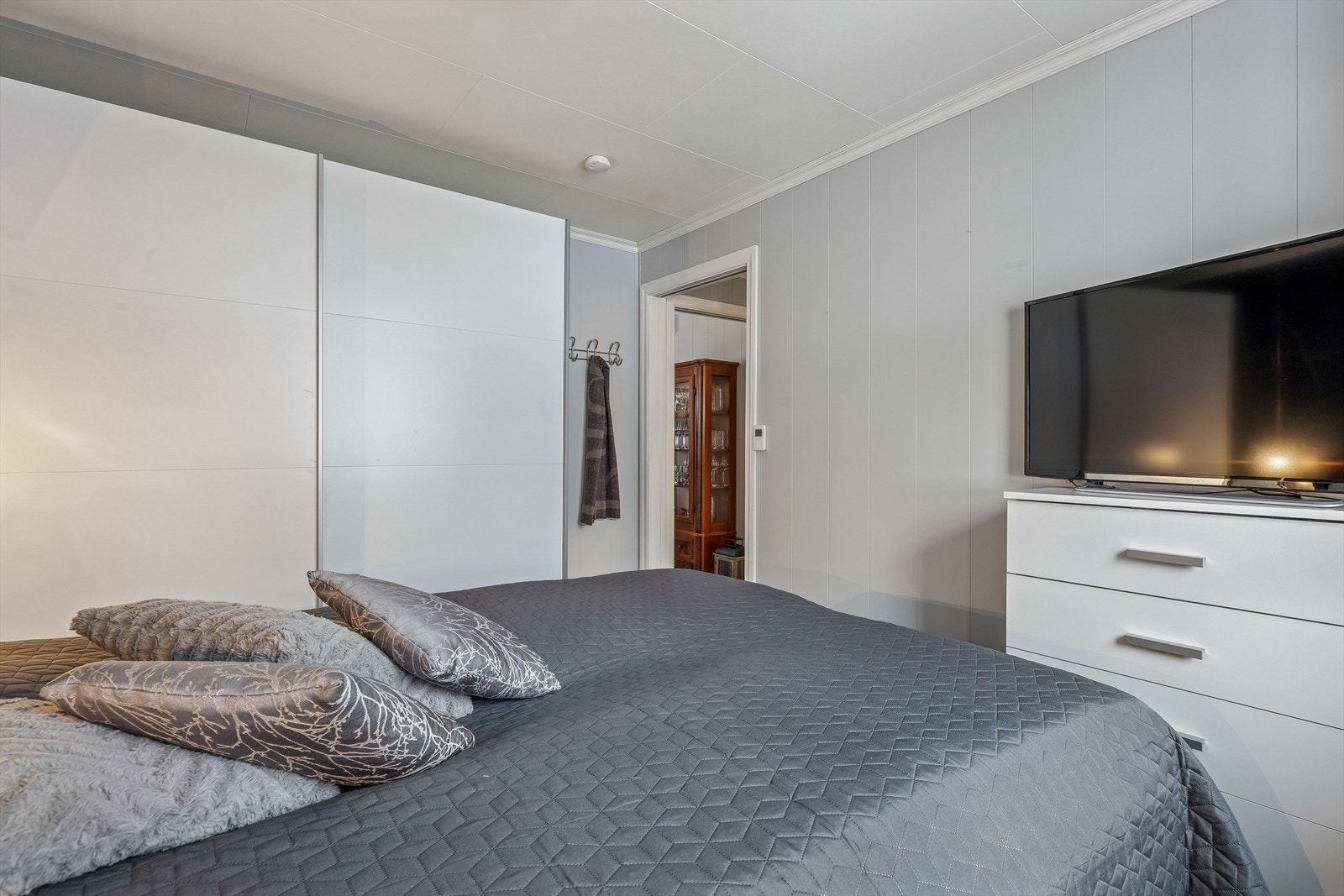 Rommet har god plass til en stor seng og garderobeløsning. Galleribilde