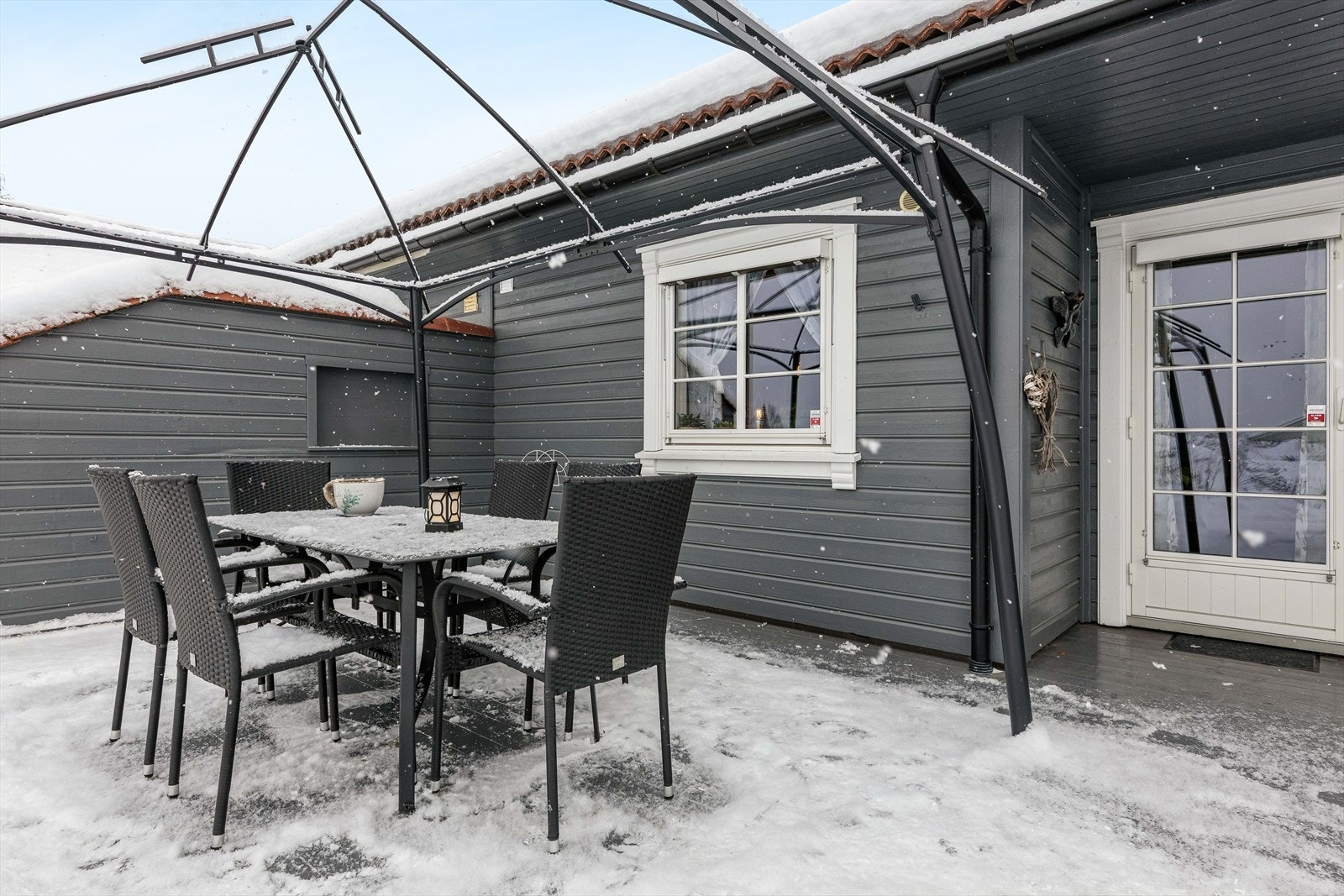 Enkel adkomst til terrassen fra stue- og kjøkkenområdet. Galleribilde