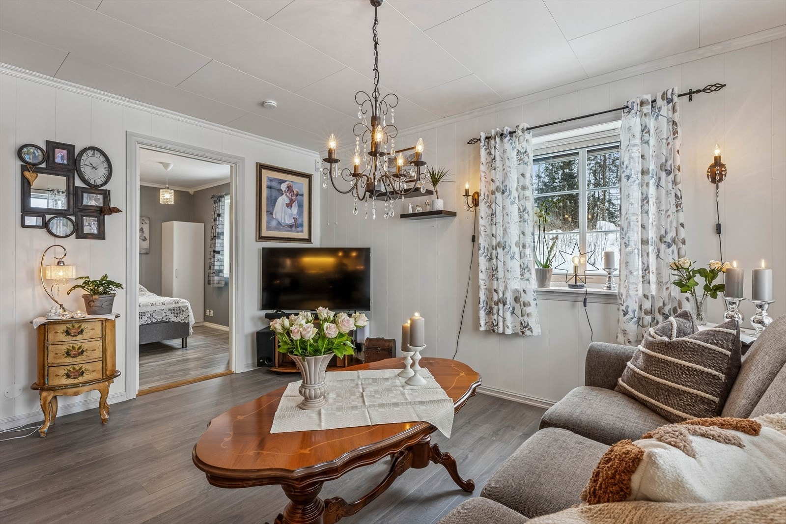 Rommet har en gjennomgående og åpen følelse, med enkel tilgang til soverommene. Galleribilde