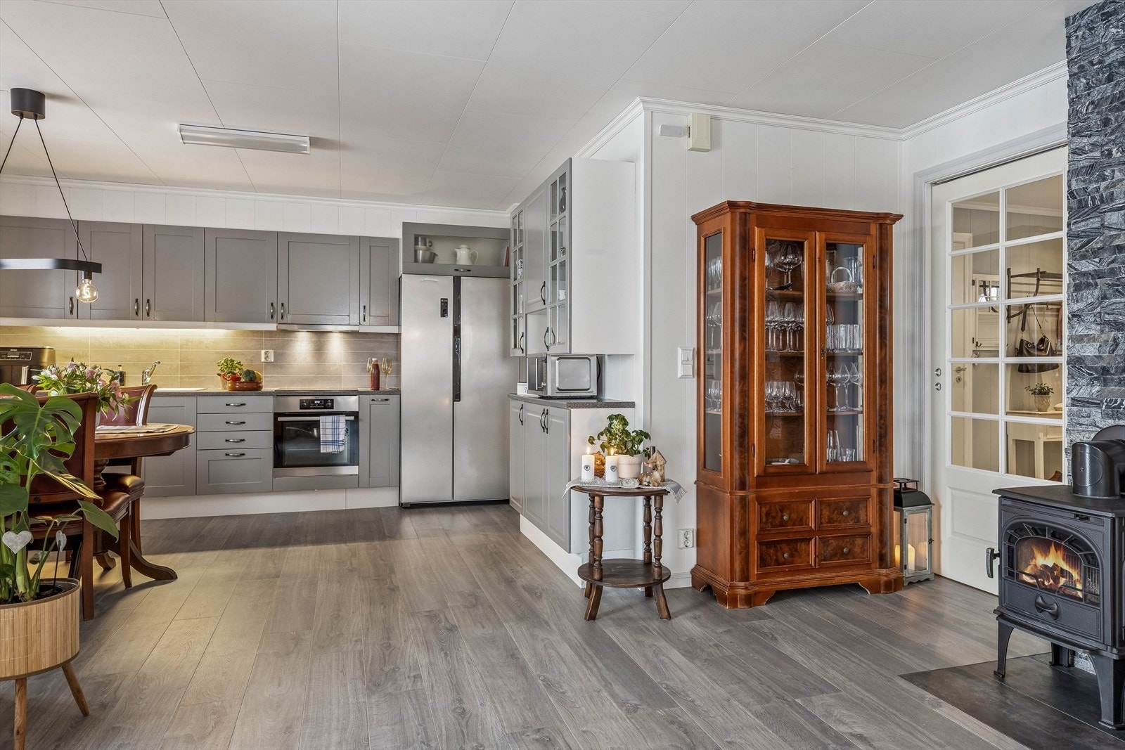 Kjøkkenet er en integrert del av oppholdsrommet, med en naturlig plassering av spisebordet. Galleribilde