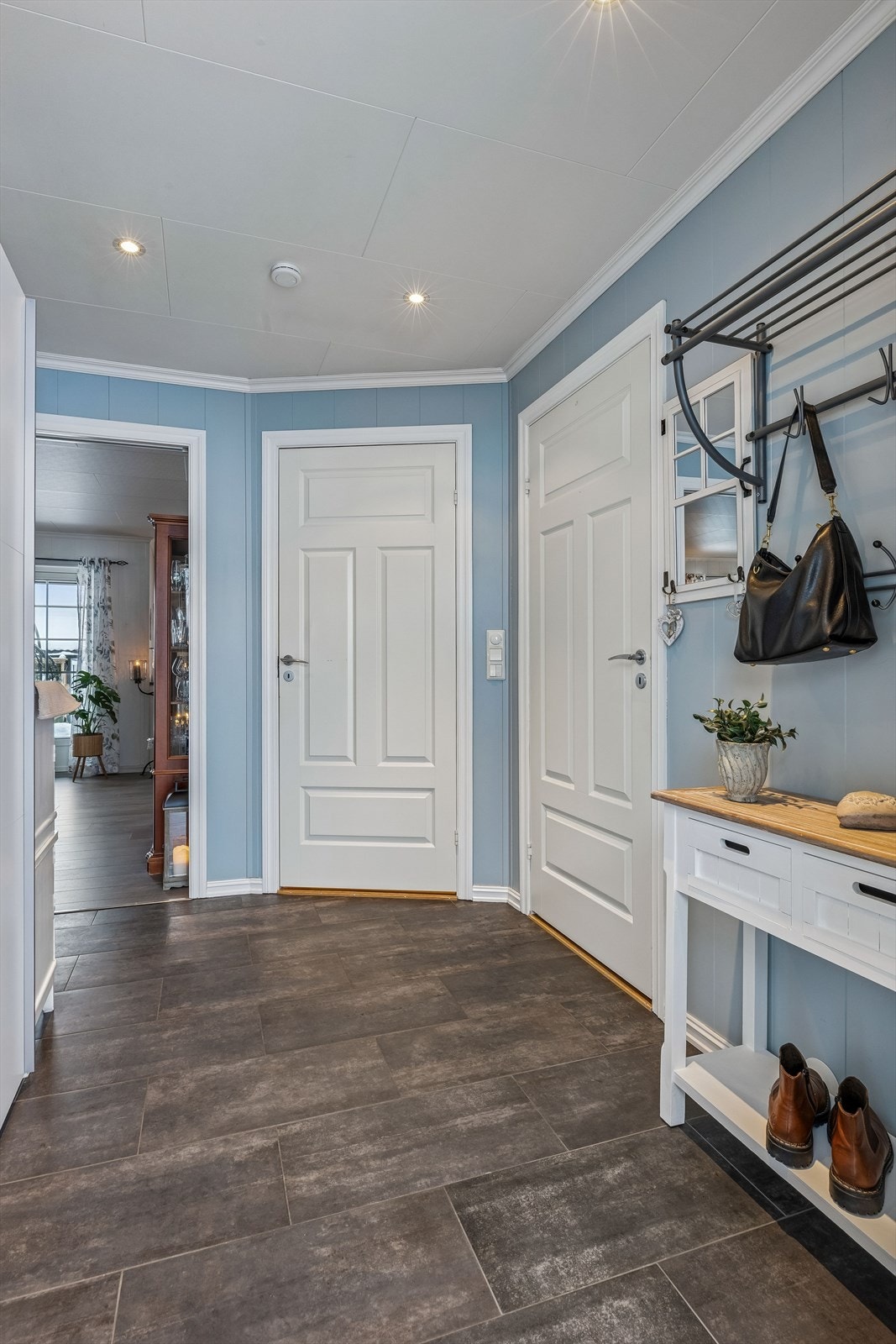 Fra entréen er det direkte tilgang til boligens øvrige rom, med malte fyllingsdører. Galleribilde