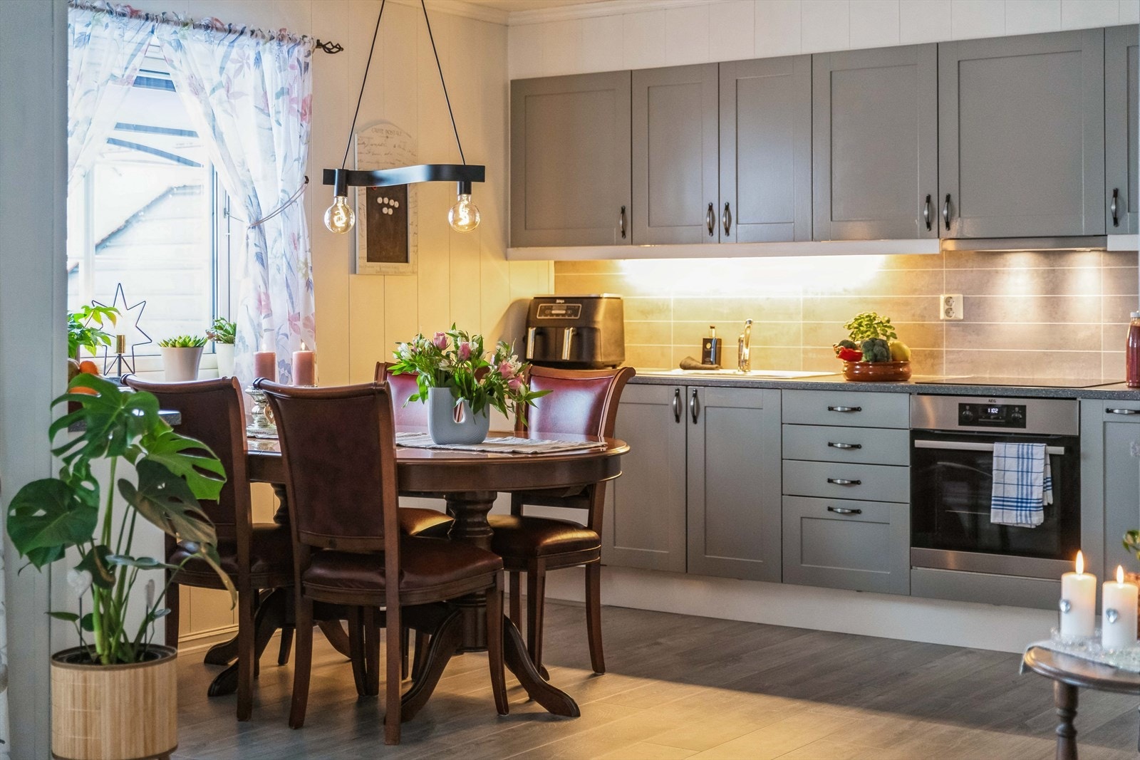 Det er tilrettelagt for frittstående kjøl/fryseskap og oppvaskmaskin. Galleribilde