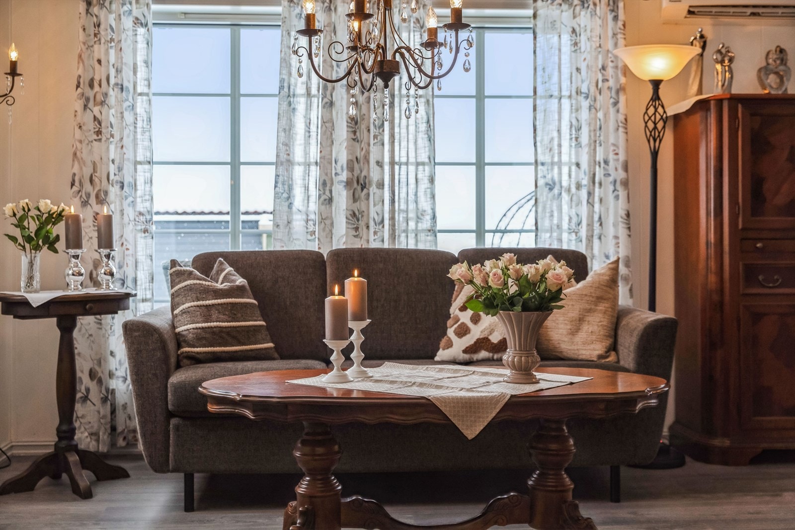 De malte trevinduene har 2-lags glass fra byggeår og slipper inn rikelig med lys. Galleribilde