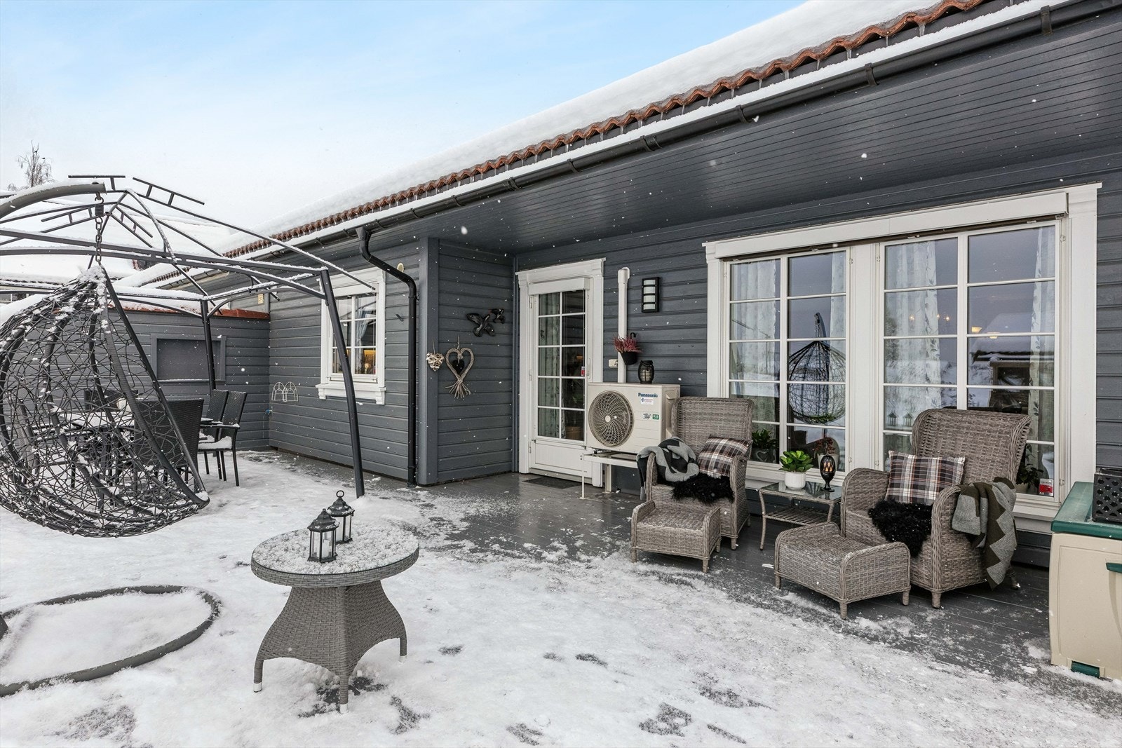 Den vestvendte terrassen er delvis overbygd og har belysning. Galleribilde