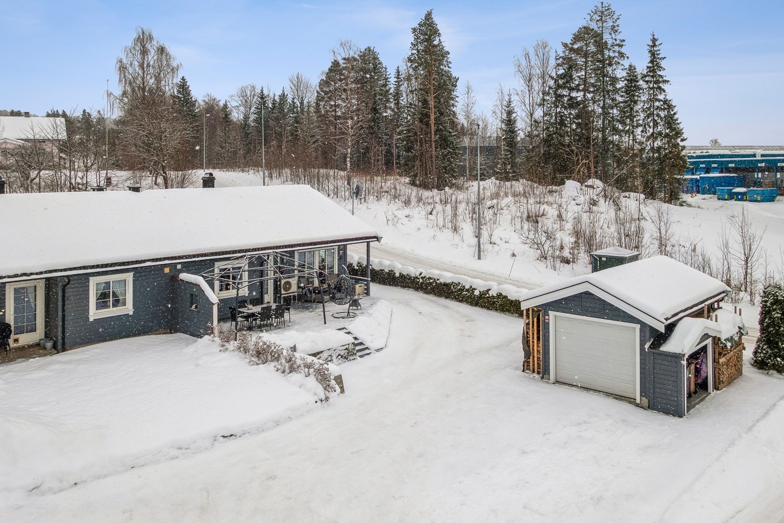 Eiendommen inkluderer en frittstående garasje på 16 m² med innlagt strøm og portåpner. Galleribilde