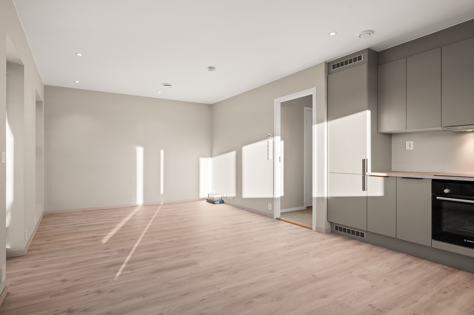 Leiligheten har en åpen og sosial planløsning mellom stue og kjøkken. Galleribilde