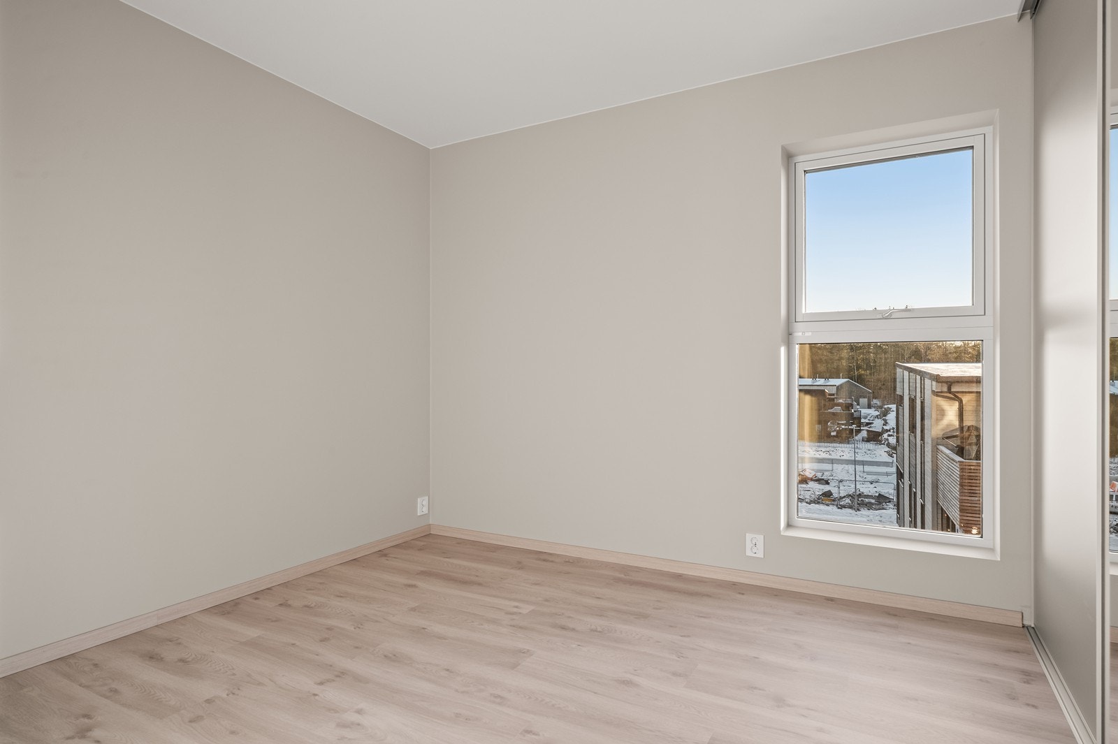 Rommet har god plass til dobbeltseng og tilhørende møblement. Galleribilde