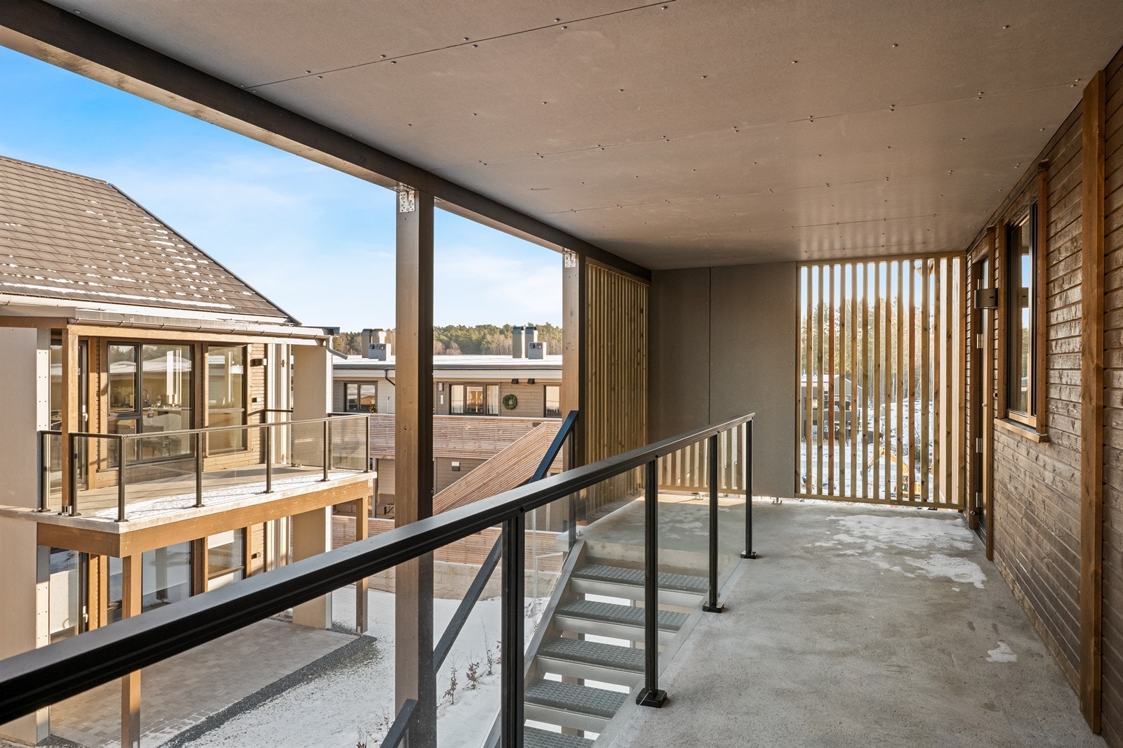 Overbygget svalgang gir en tørr og skjermet adkomst til leiligheten. Galleribilde