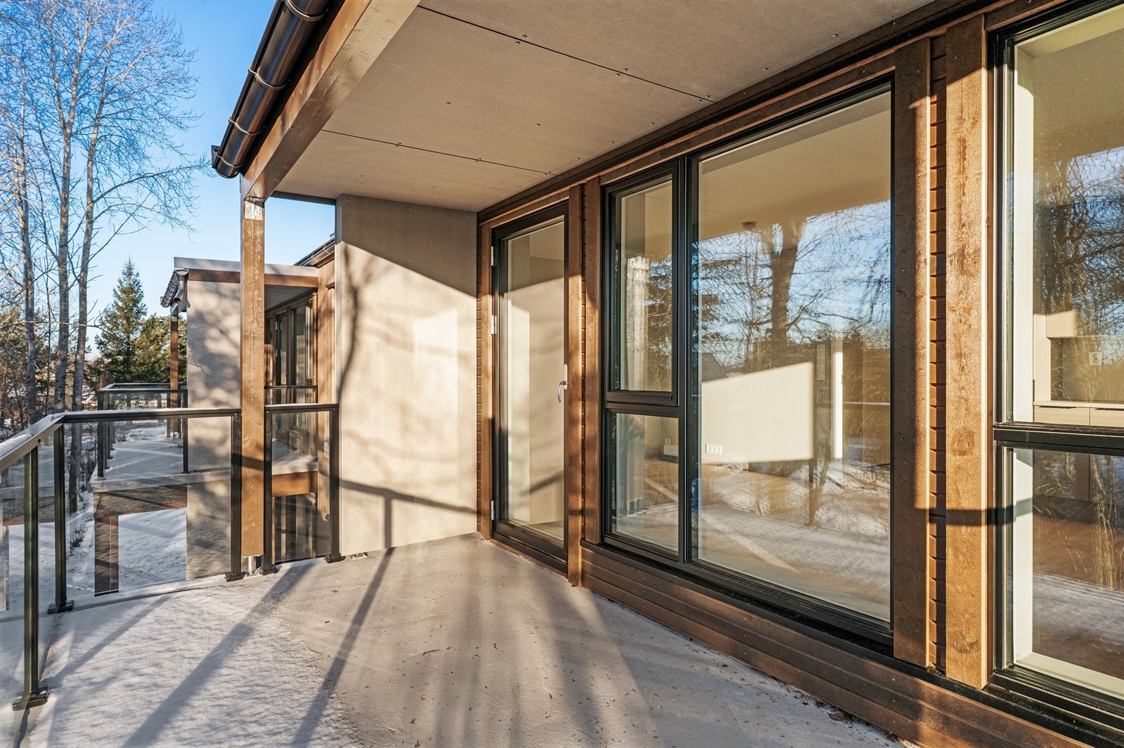 Balkongen har rekkverk i glass som gir en åpen følelse og godt utsyn. Galleribilde