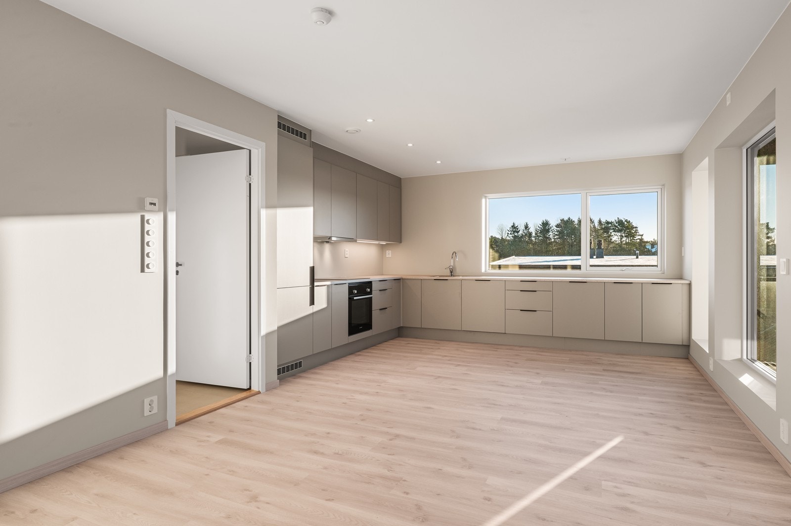 Godt med benkeplass og rikelig med skap gir et funksjonelt og ryddig kjøkken. Galleribilde