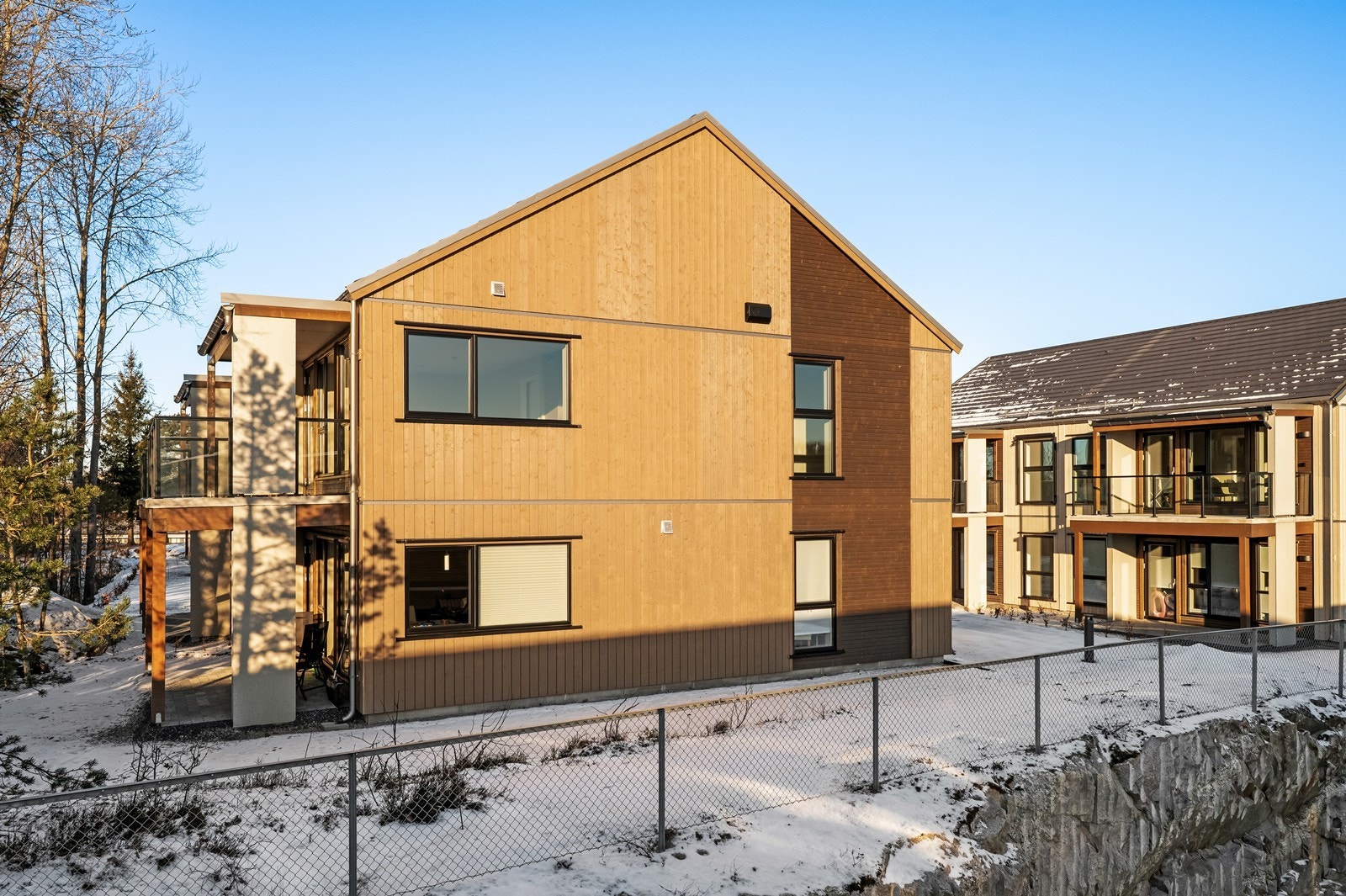 Bygningsmassen er plassert luftig i terrenget med grøntarealer rundt. Galleribilde