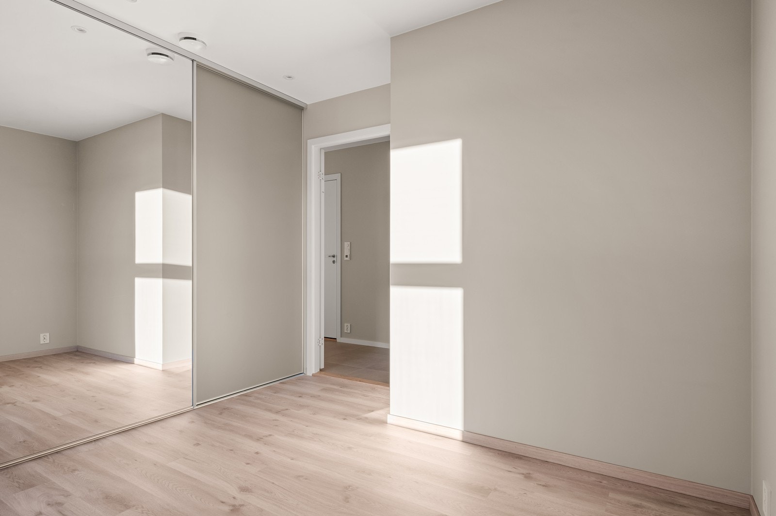 Hovedsoverommet er av god størrelse og utstyrt med en stor garderobeløsning. Galleribilde