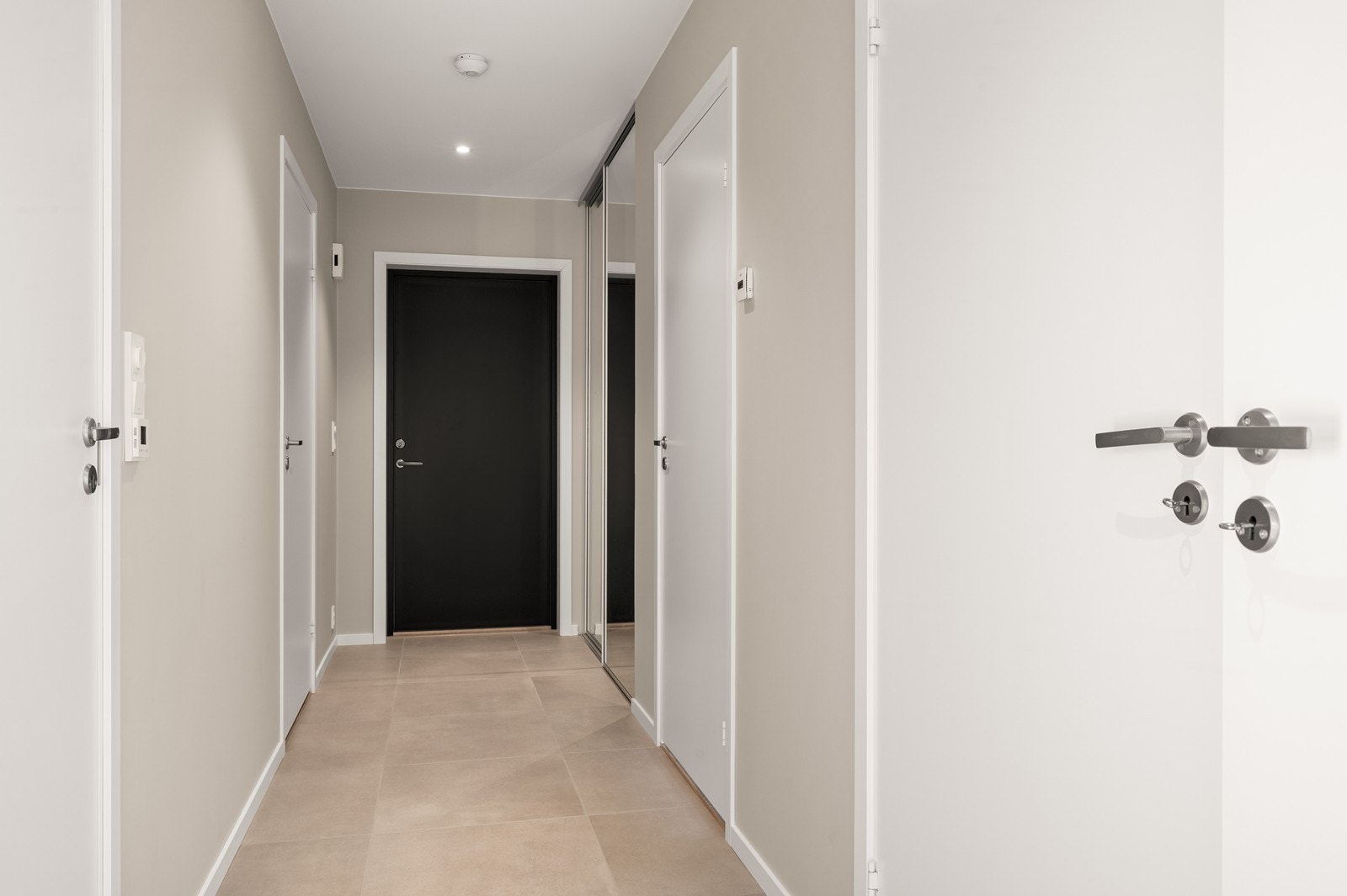 En innbydende entré med oppgraderte 60X60 gulvfliser og adkomst til alle rom. Galleribilde