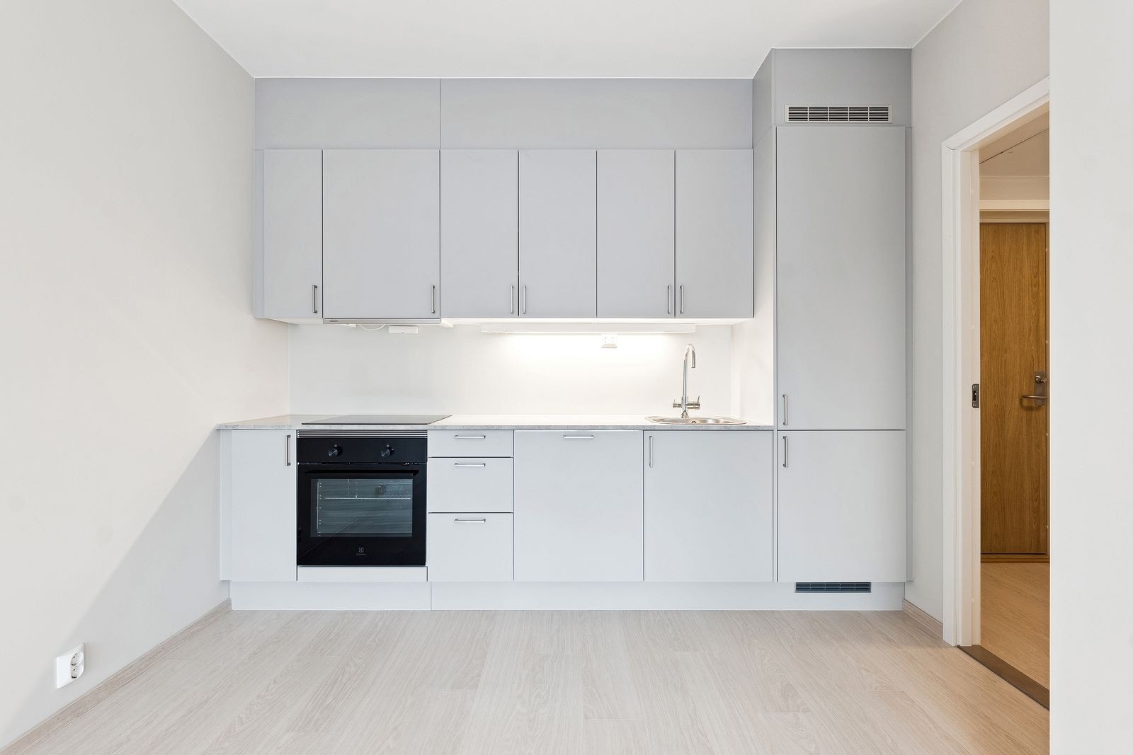 Meget pent grått kjøkken med hvitevarer Galleribilde