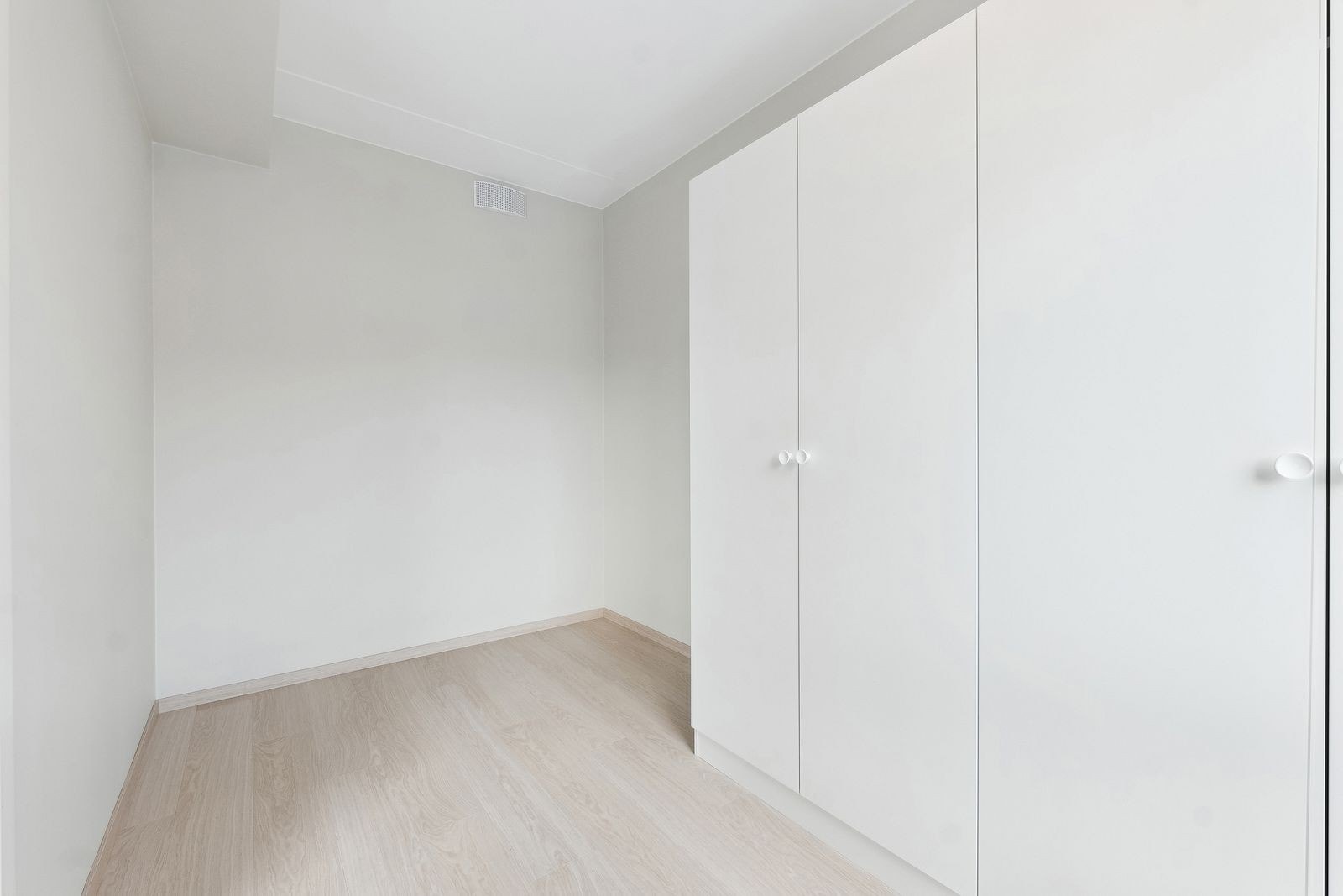 Soverommet har medfølgende garderobeskap Galleribilde