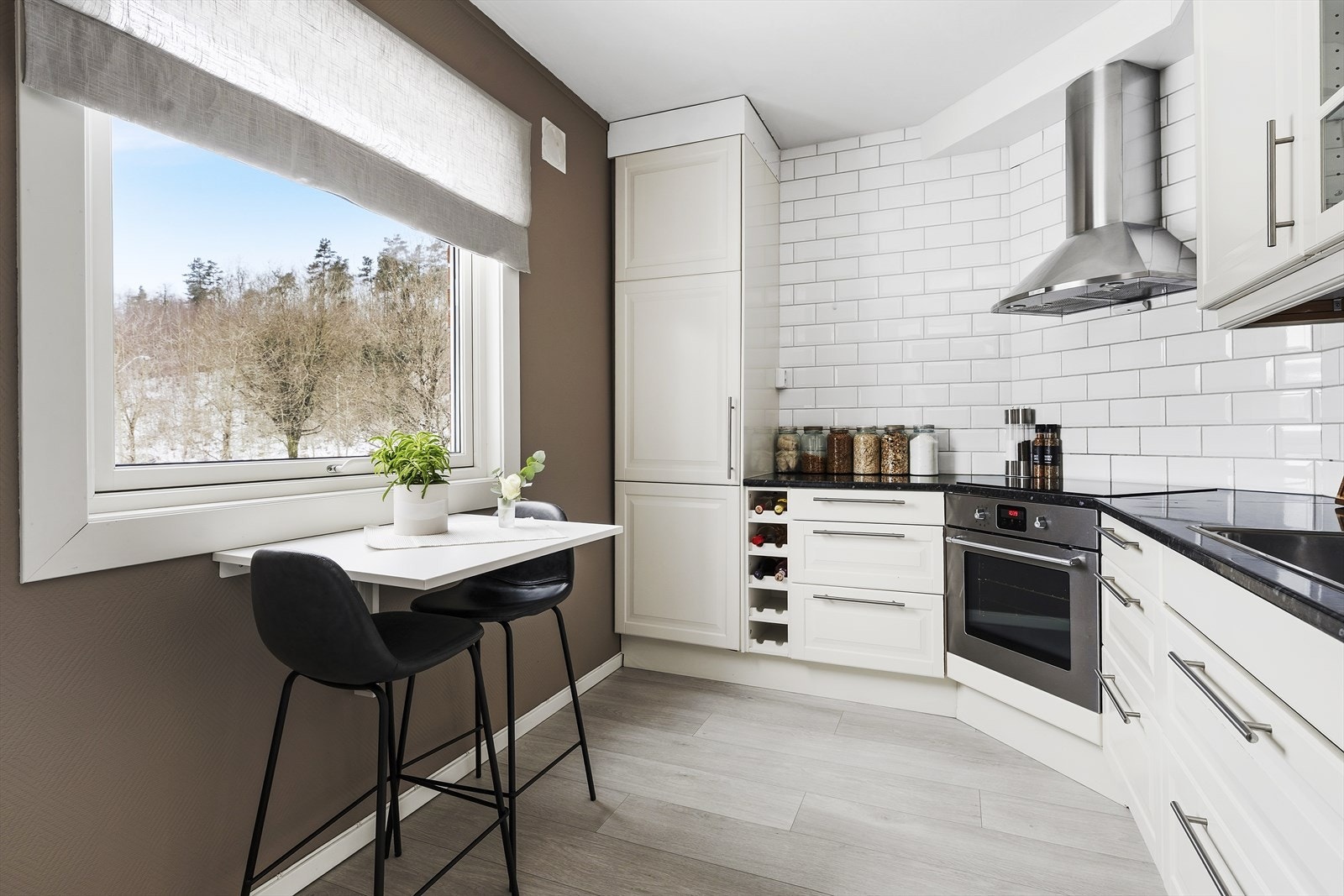 Romslig kjøkken med spiseplass Galleribilde