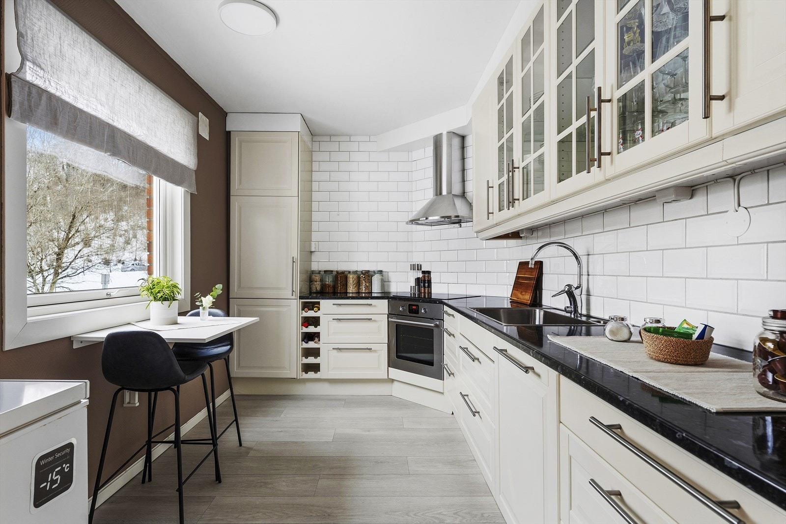 Innredningen har integrert kjøleskap, stekeovn, platetopp og oppvaskmaskin Galleribilde