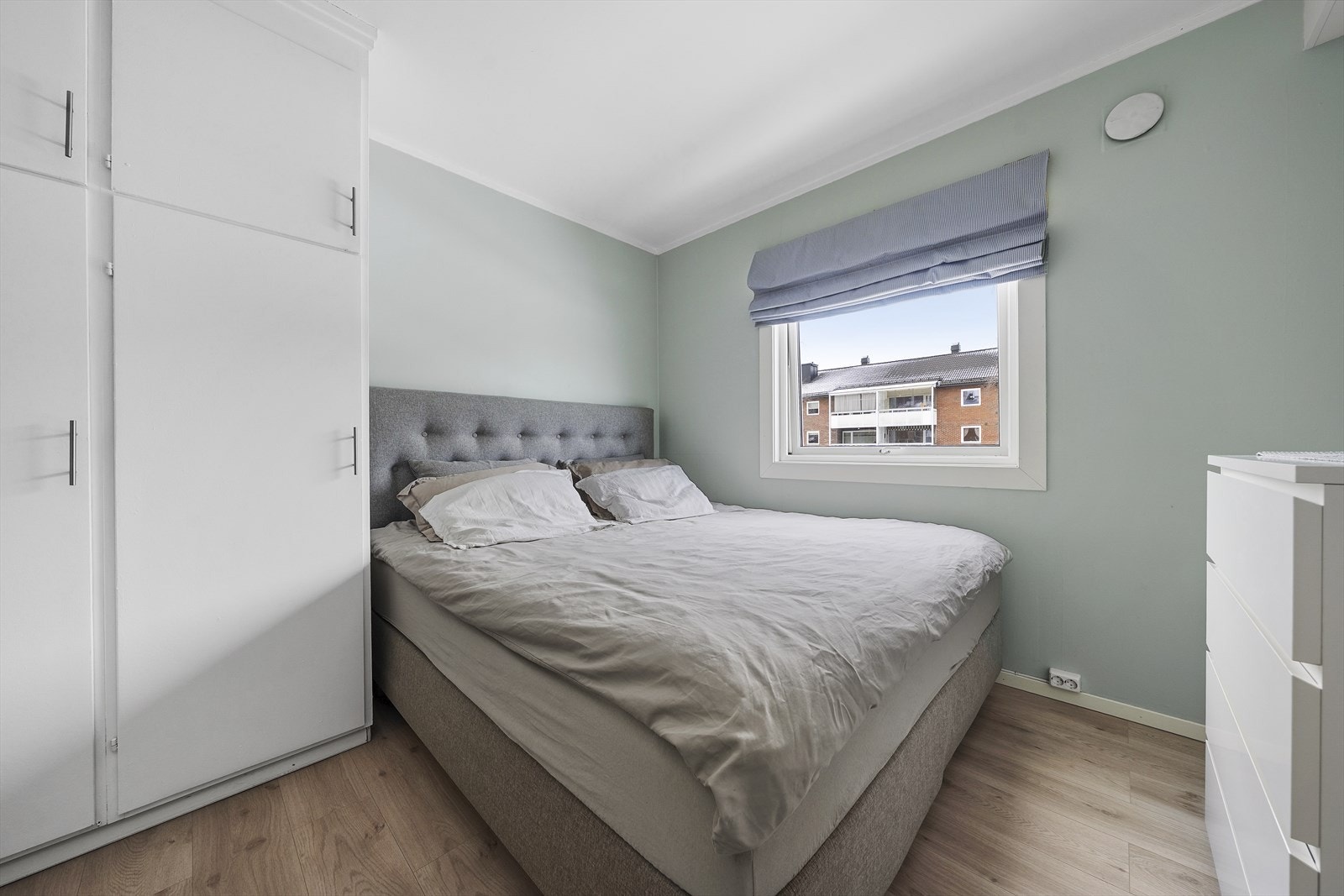 Hovedsoverom, med dobbelseng og plassbygd garderobeskap. Galleribilde