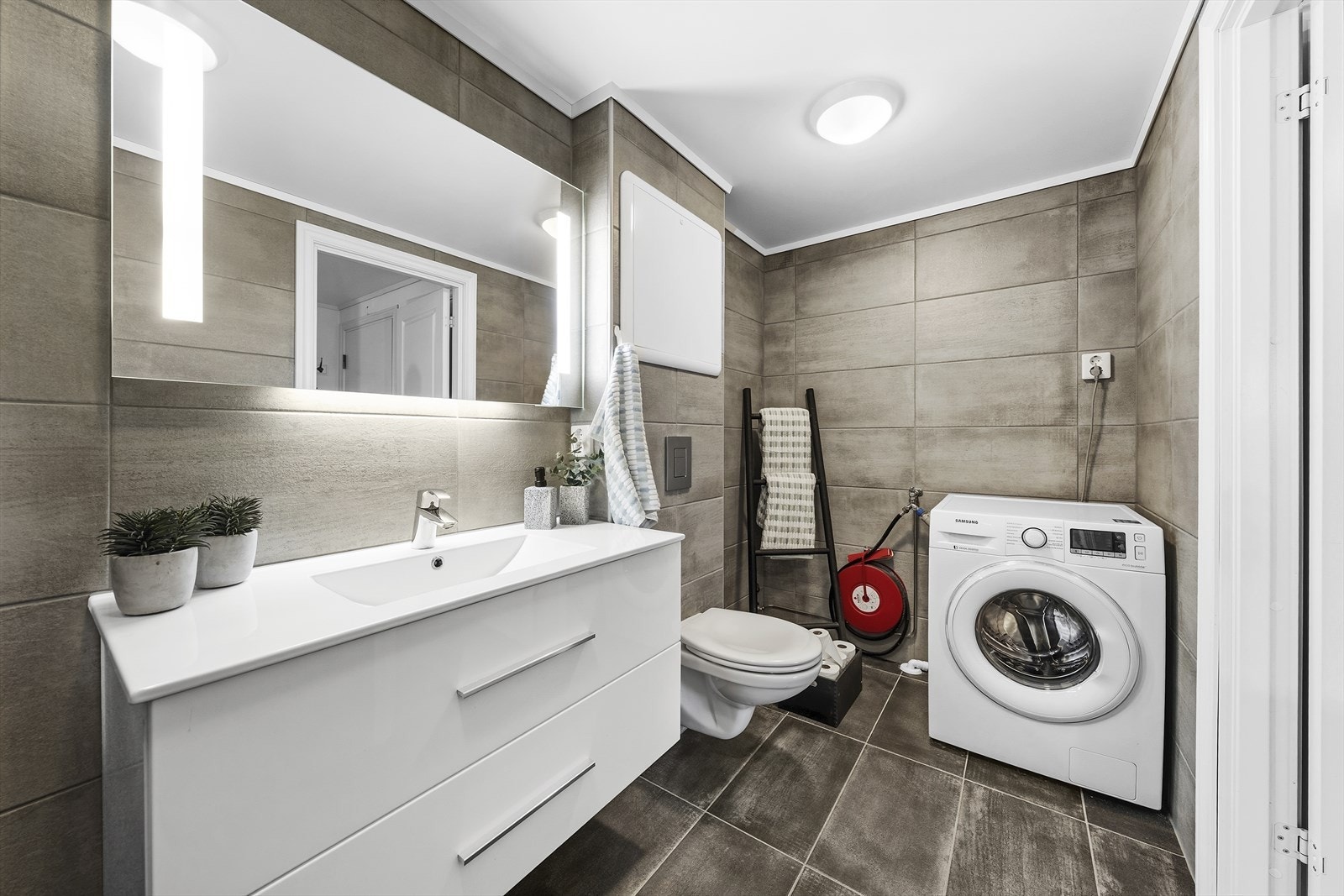 Det er opplegg til vaskemaskin på badet Galleribilde